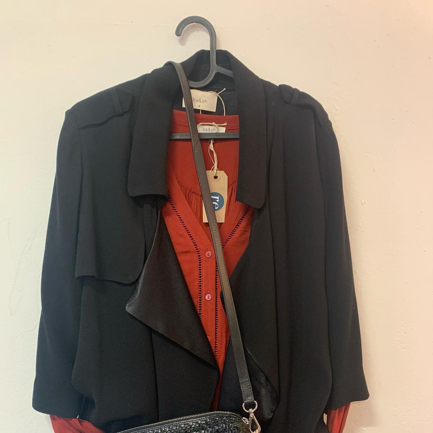 Cool chic at work 

Veste Ba&amp;Sh noire / CHF 84.-
Blouse Ba&amp;Sh  terre rouge / CHF 49.-
Pantalons Zadig &amp; Voltaire / CHF 79.- 
Sac Vabeene noir / CHF 89.-
Chaussures Brunate noires / CHF 139.- 
.
.
.

#revive #reviveforgood #betterclothesfo