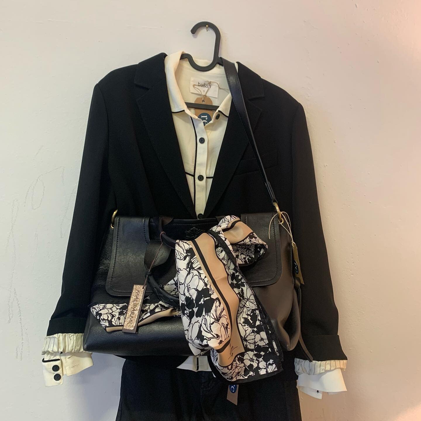 Black &amp; White 🖤🤍

Veste Max Mara / taille 42 / CHF 89.- 
Chemise Ba&amp;Sh / taille 1 / CHF 104.-
Pantalon Maje noir cir&eacute; / taille 28 / CHF 49.-
Foulard Max Mara Weekend / CHF 39.-
Sac Marliparmi noir / CHF 239.-
Bottes Free Lance / tail