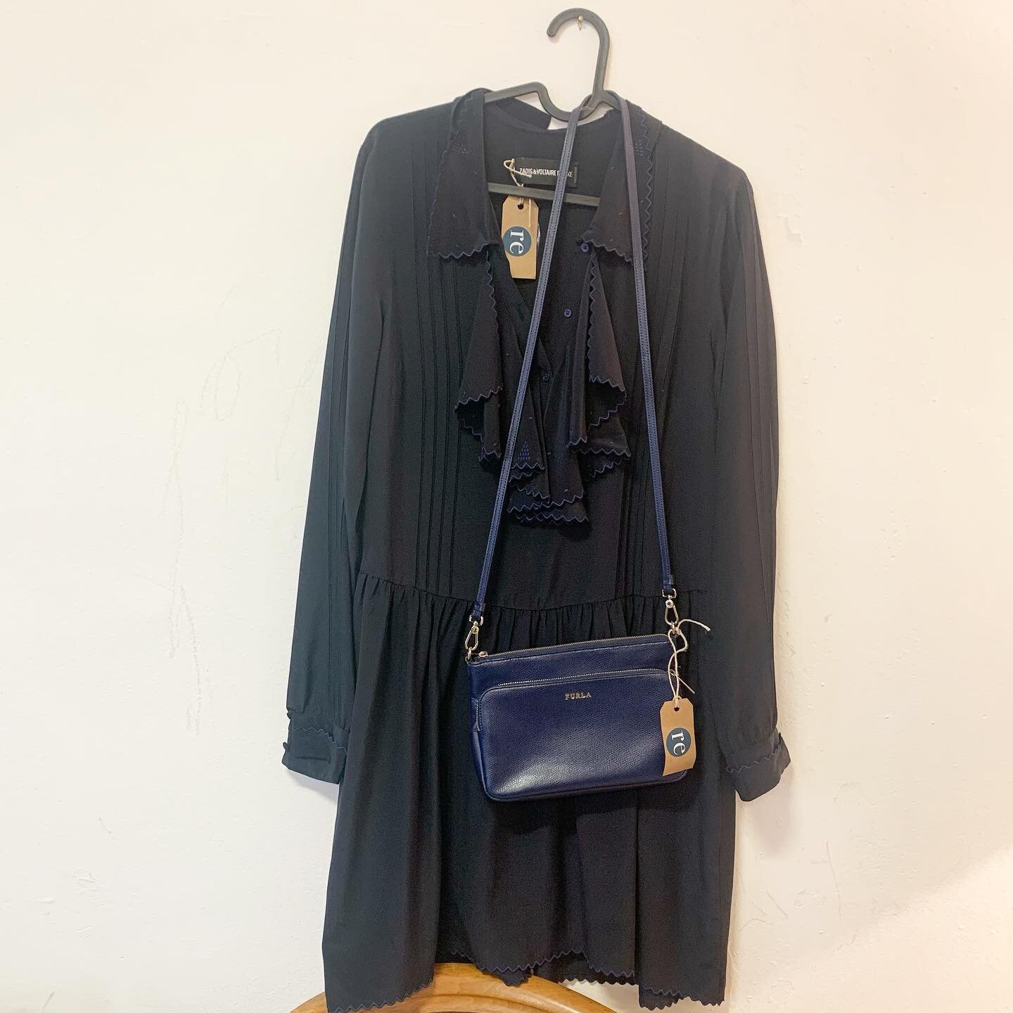 Night out ⭐️ 💎🥂

Robe Zadig &amp; Voltaire noire, bordures bleues / CHF 99.- 
Sac &agrave; main Furla bleu / CHF 79.- 
Talons noirs/bleus Karine Arabian / taille 40 / CHF 199.- 
.
.
.

#revive #reviveforgood #betterclothesforless #circularfashion #