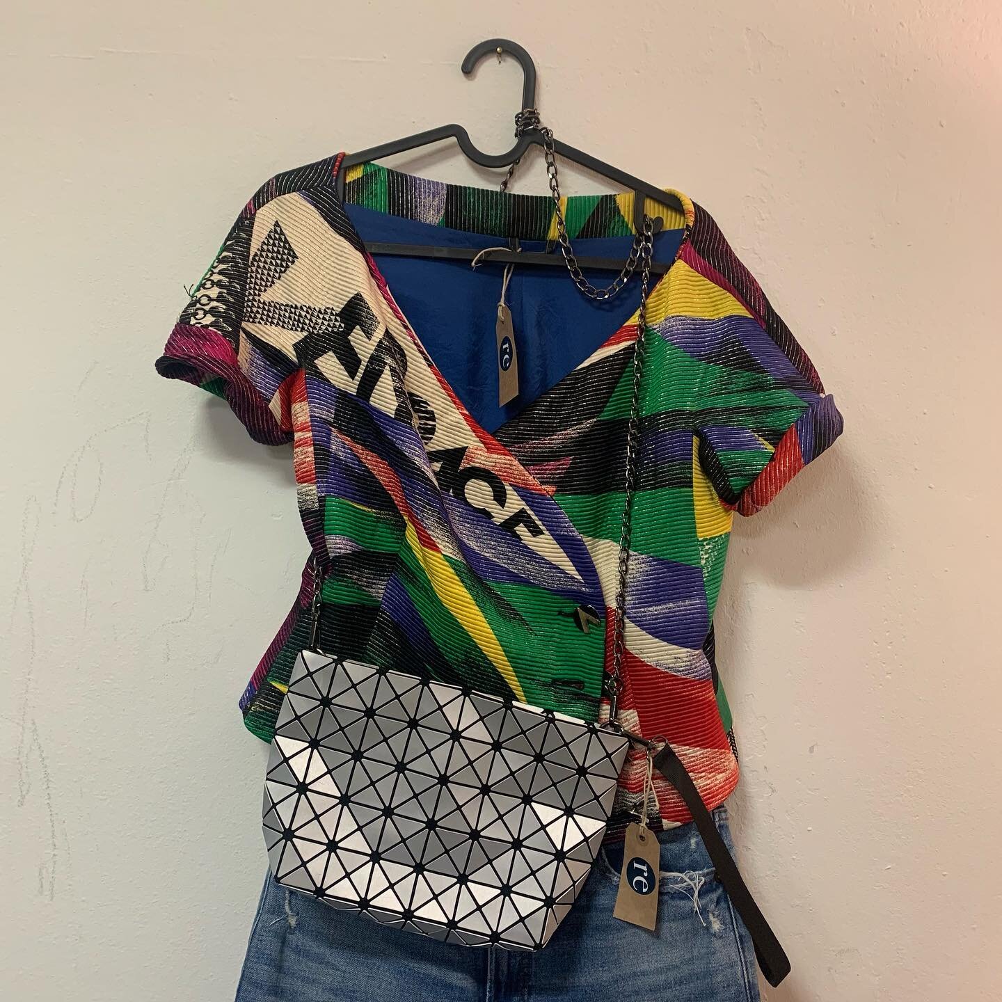 United colors&hellip; 🔴🟡🔵⚪️🟢🟣⚫️

Haut Versace multicolore / CHF 89.- 
Sac &agrave; main Issey Miyake / CHF 209.-
Veste Max Mara / taille 38 / CHF 139.- 
Jeans Abercombie &amp; Fitch / taille 27/4 / CHF 39.- 
Bottines Ausoni grises / taille 38 / 