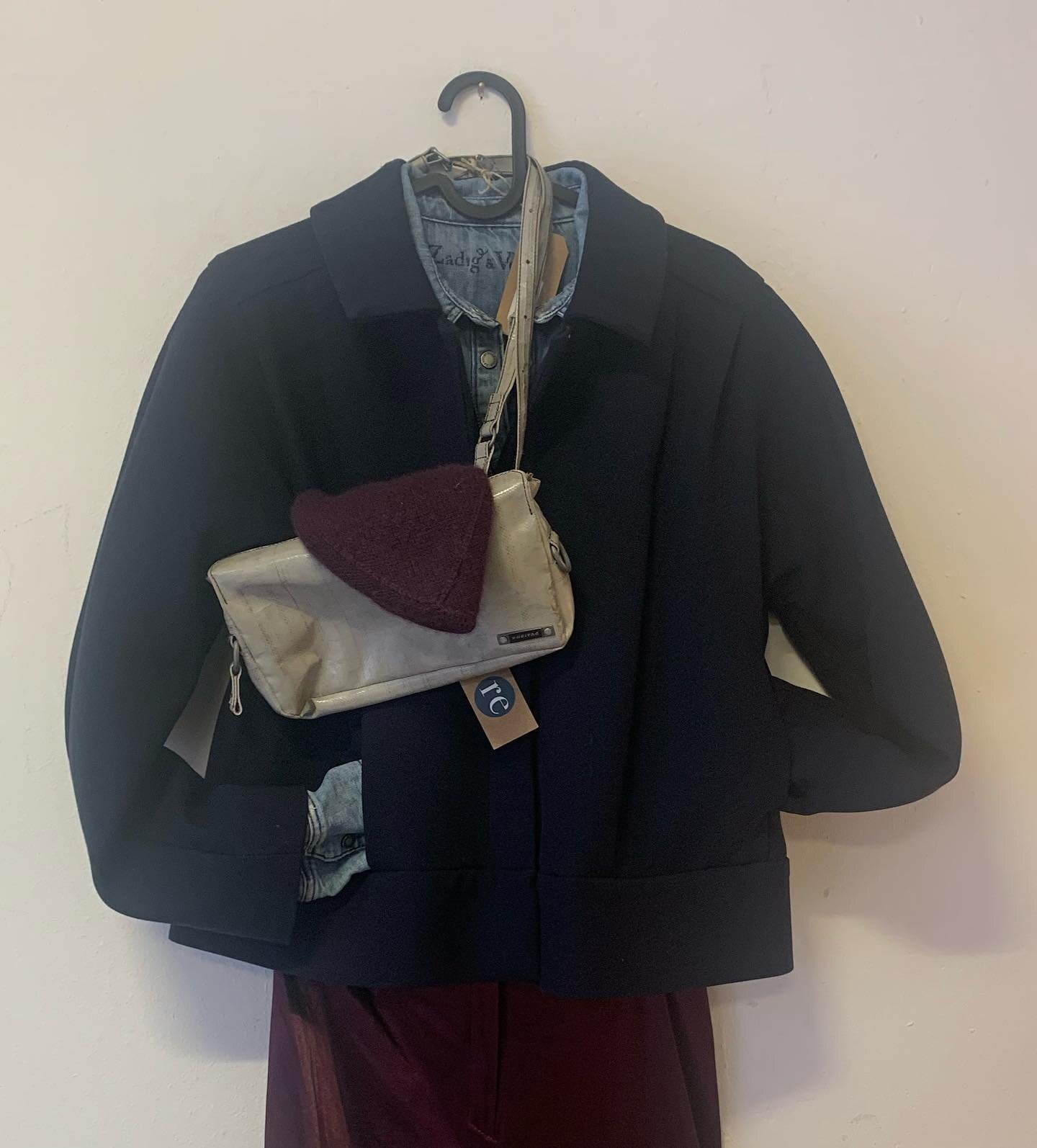 Street Style 😎

Veste COS bleue marine / taille 38 / CHF 74.- 
Chemise Zadig &amp; Voltaire denim / taille S / CHF 124.-
Pantalons Liu Jo  bordeaux / CHF 49.- 
Chaussures / Opening Ceremony  silver / taille 39 / CHF 69.- 
Sac Freitag gris / CHF 79.-