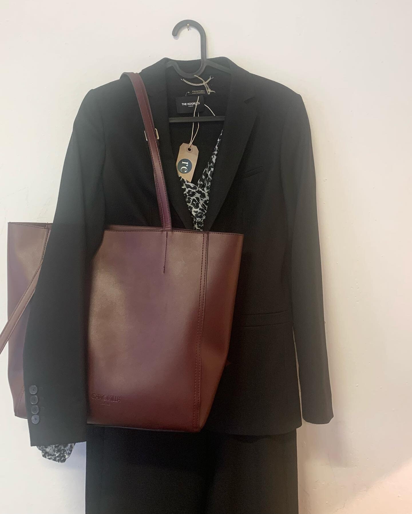 Business chic&hellip; 

Haut The Kooples / taille 2 / CHF 74.-
Veste Massimo Dutti noire / taille 38/ CHF 39.-
Pantalons Maje noir / taille 38/ CHF 39.- 
Sac Camomilla bordeaux / CHF 44.- 
Mocassins Brunate noirs / taille 37 / CHF  139.- 
.
.
.

#rev