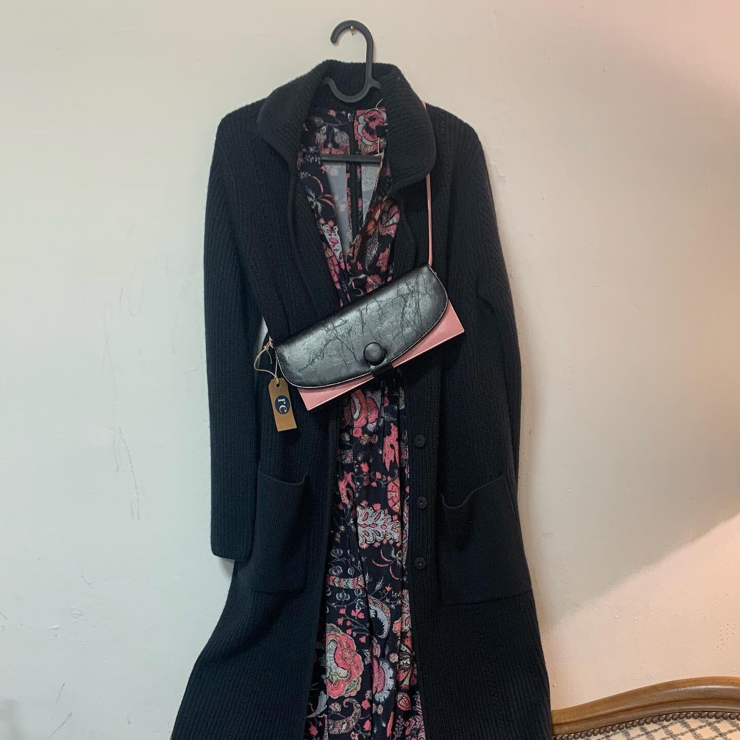 Cosy chic 🌸🌸🌸

Robe Isabel Marant / taille 40/ CHF 199.-
Jaquette N.Peal / taille S / CHF 179.- 
Bottines R  essentiel / taille 35 / CHF 44.- 
Sac &agrave; main / CHF 39.- 
.
.
.

#revive #reviveforgood #betterclothesforless #circularfashion #slow