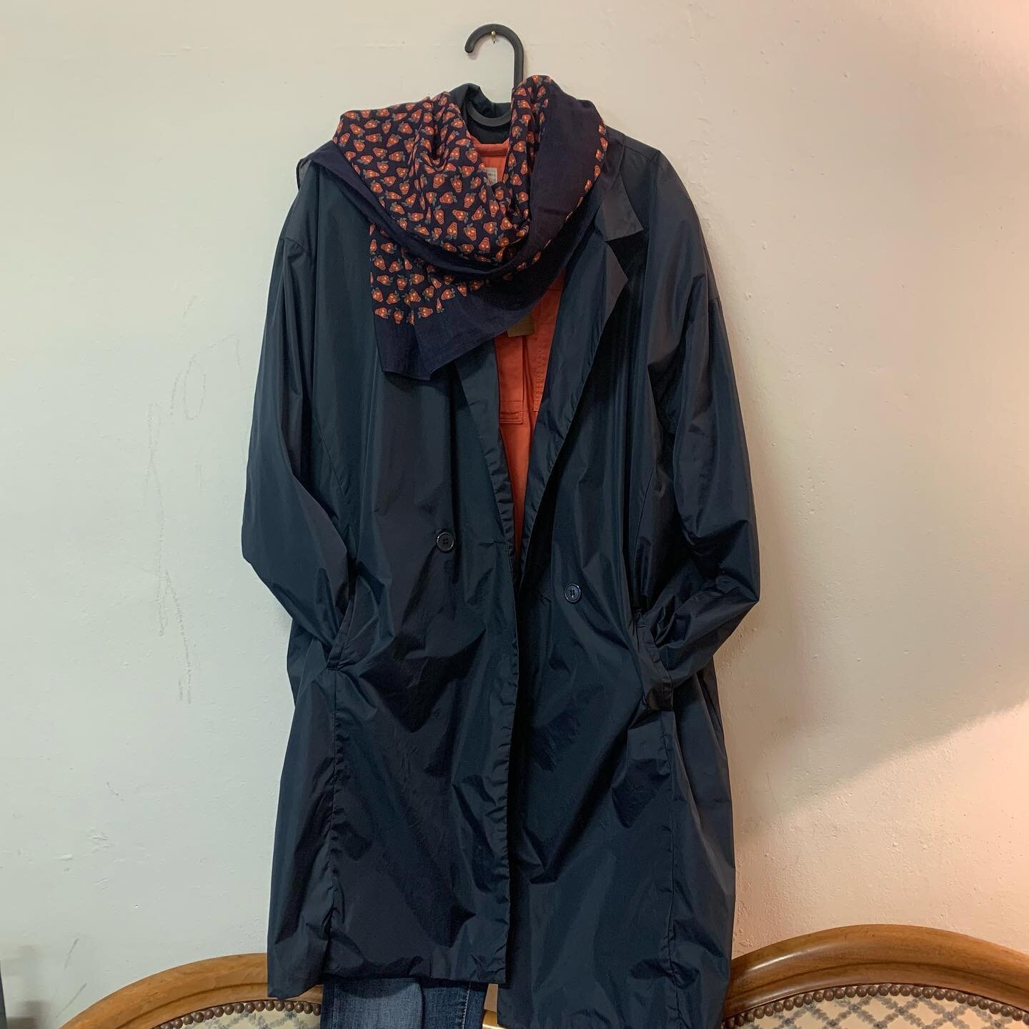 We love rainy days 🌧️🌧️🌧️

Manteau American Vintage bleu fonc&eacute; / taille M /,CHF 69.- 
Chemise Gap orange / taille L/ CHF 29.- 
Foulard Paul Smith / CHF 24.-
Jeans Sessun bleu / taille 36 / CHF 44.- 
Sneakers Adidas Stan Smith Pharell Willia
