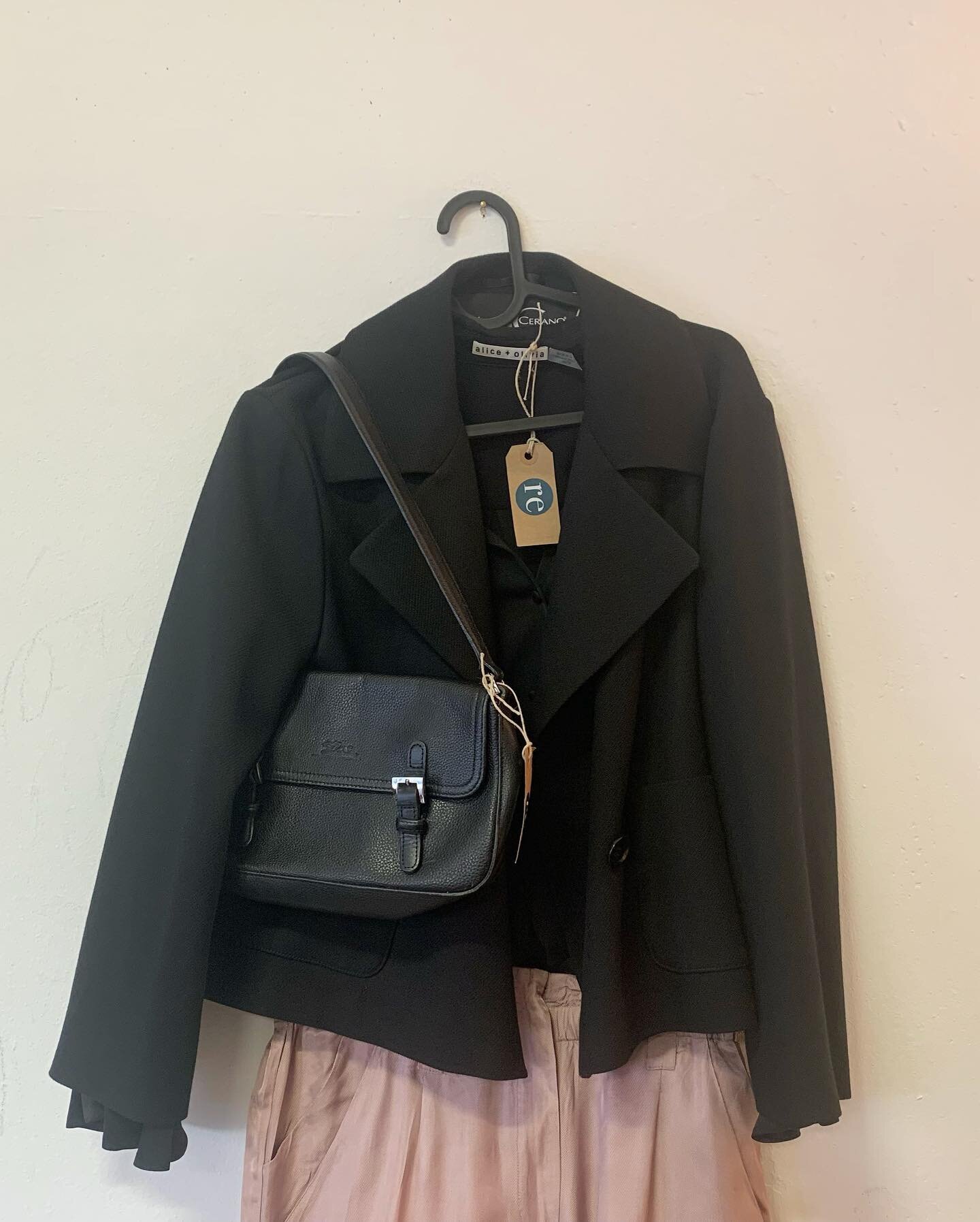 Everyday Chic 🌷🌷🌷

Veste Luisa Cerano noire / taille 40 / CHF 74.-
Blouse Alice + Olivia noire / CHF 109.-
Pantalons Sarah Wayne rose / taille 3/ CHF 69.- 
Sac Longchamp noir / CHF 79.- 
Ballerines Pretty Ballerinas noires / taille 37.5 / CHF 99.-