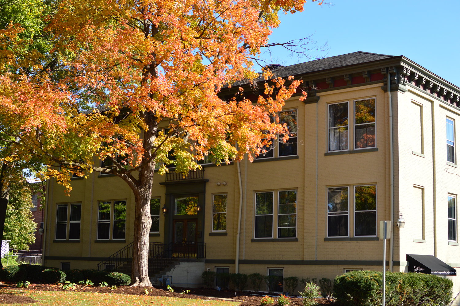 Outdoor photo of the Kula Center, New Albany's home for Inner Spring Yoga