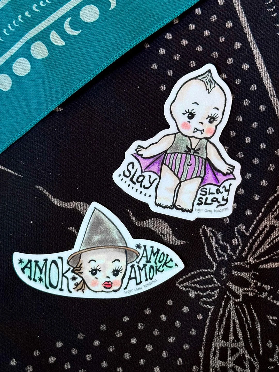 ✨🔮 Trinkets! 🔮✨
Stickers and charms I&rsquo;m bringing to @fiberwitchfestival this weekend! 
🖤
Hocus Pocus has brought me so much joy over the years that I had to make a little piece to honor running amok in Salem 🐈&zwj;⬛ 
🖤
Additionally, I&rsqu