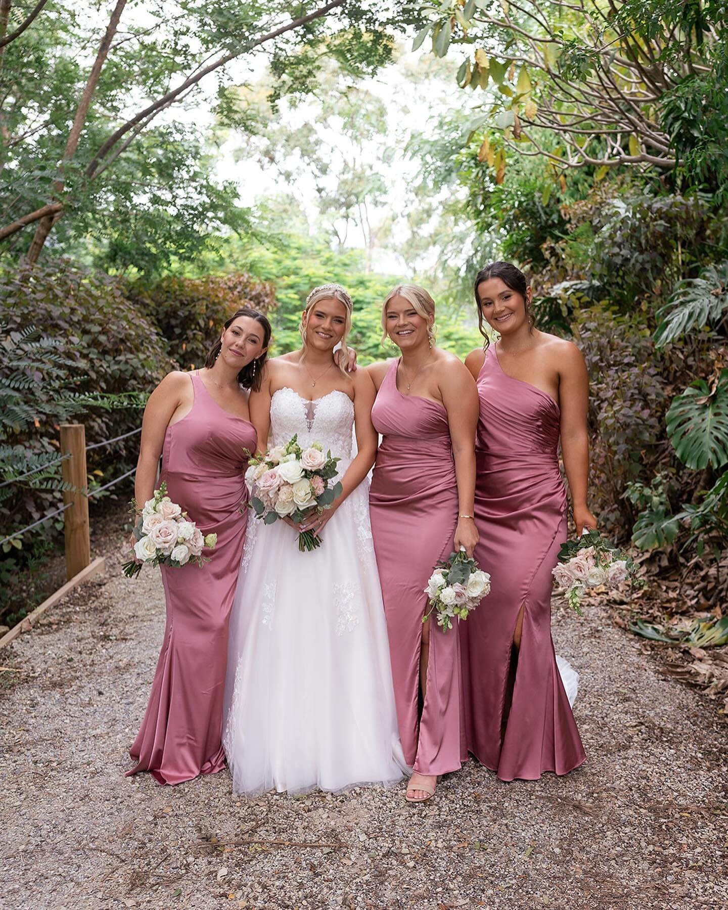 We had the absolute pleasure of doing Casey and her stunning bridesmaids makeup for Casey and Jackson&rsquo;s wedding day at @canungravalleyvineyards 

Swipe to save the floral arbour for inspo!! 

Makeup by our exclusive bridal makeup artist Caitlin
