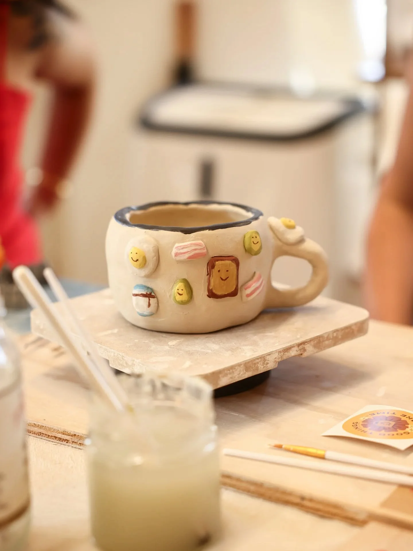 Always dreamt of the perfect breakfast mug? Make your own! This cutie was made in our Clay, Paint &amp; Hands workshop for beginners over the weekend. 🍳🥓🍞

#clayworkshops #sydneyclasses #marketstudio #ceramics #ceramicworkshop