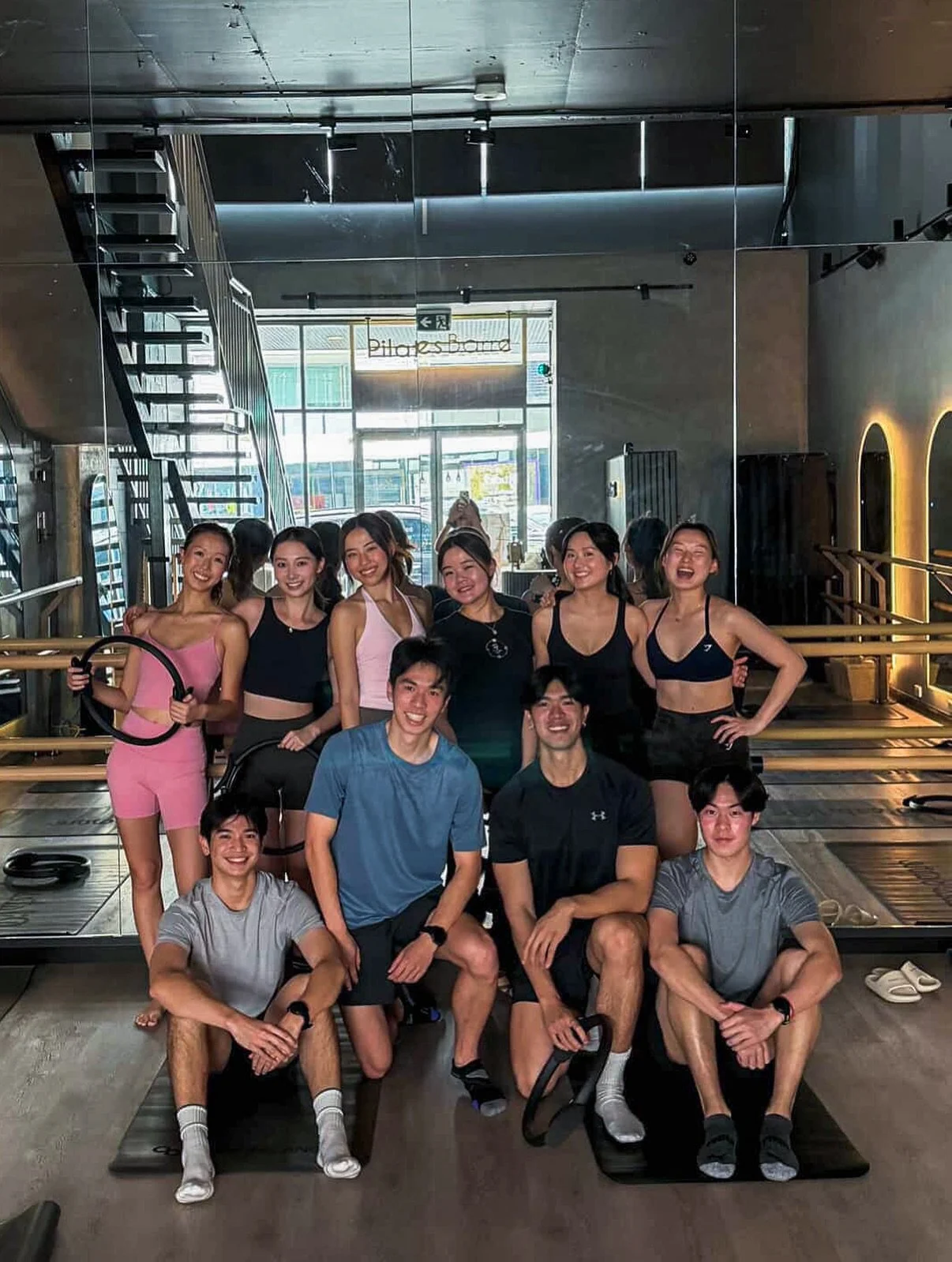 A special event with friends ? 👯👯&zwj;♀️👯&zwj;♂️
#PB_Pilates_Party_Package

Take a peek at PB girl and her amazing friends enjoying their private group class! 💫

Create healthy and memorable moments with our Pilatesbarre Private Group Class #Part