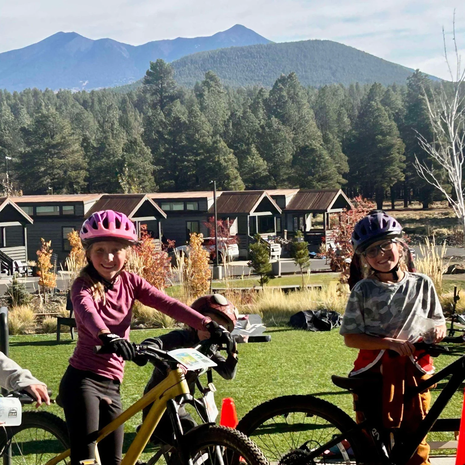 Over the weekend, @nextsteppx teamed up with @highcountry_adaptive at @villagecampresorts for the @villagegravel Race Series!π΅ We had an amazing time connecting with the community and supporting HCAS's pancake breakfast fundraiser! π₯
 
#flagstaffc