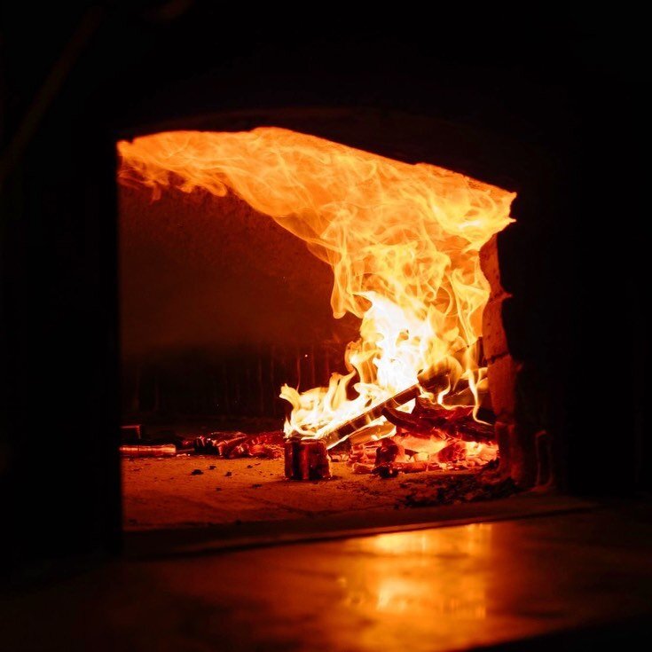 🔥Fires blazing, doughs proving 🍞 Nice &amp; toasty in the bakery tonight 🔥
