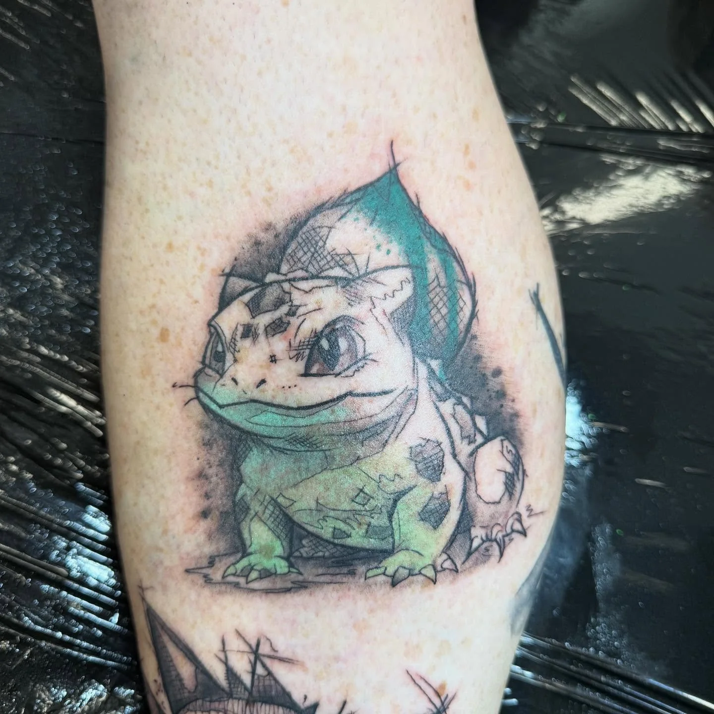 Another sketchy little Pokemon by @griff_tattoos_uk 

#bulbasaur #inked #newtattoo #tattoolove #tattooartist #bangers #lthirteenuk #lthirteenfamily #teignmouthtattooclub