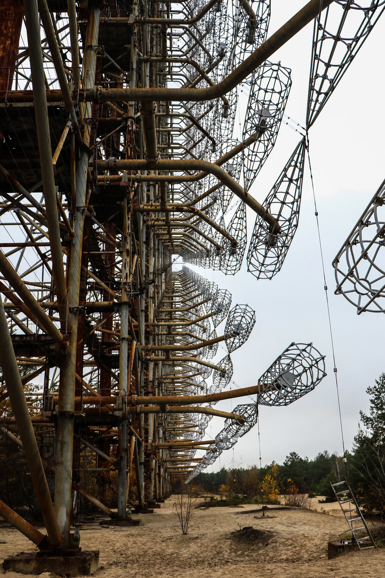 This radar was built to detect American missiles. It was hidden in a secret military base that no one outside the base knew about. The entrance was disguised as a children’s camp so that it was not found. The radar is 146 meters high, 1 kilometre lon