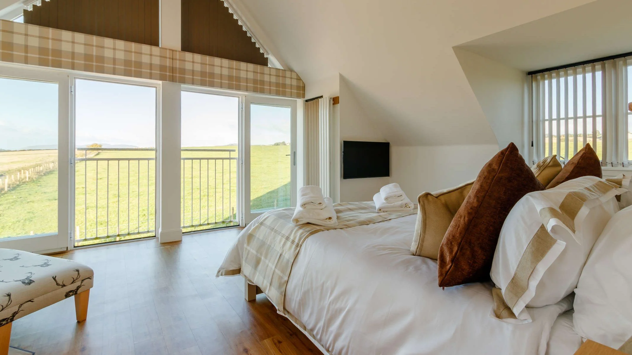 Master Bedroom blinds cropped.jpg