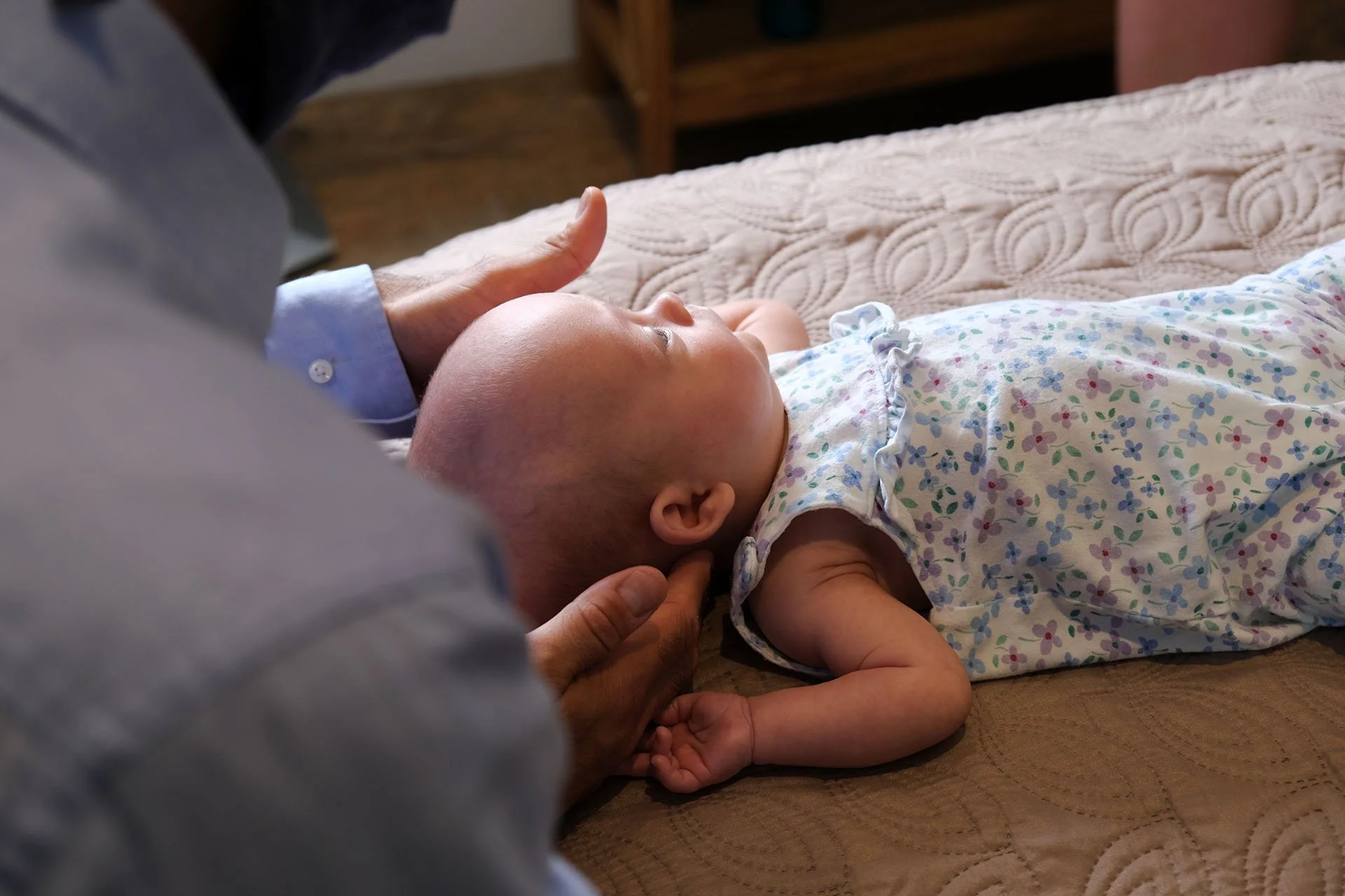 Chiropractor for Babies this image shows a baby recdeiving gentle chiropractic care