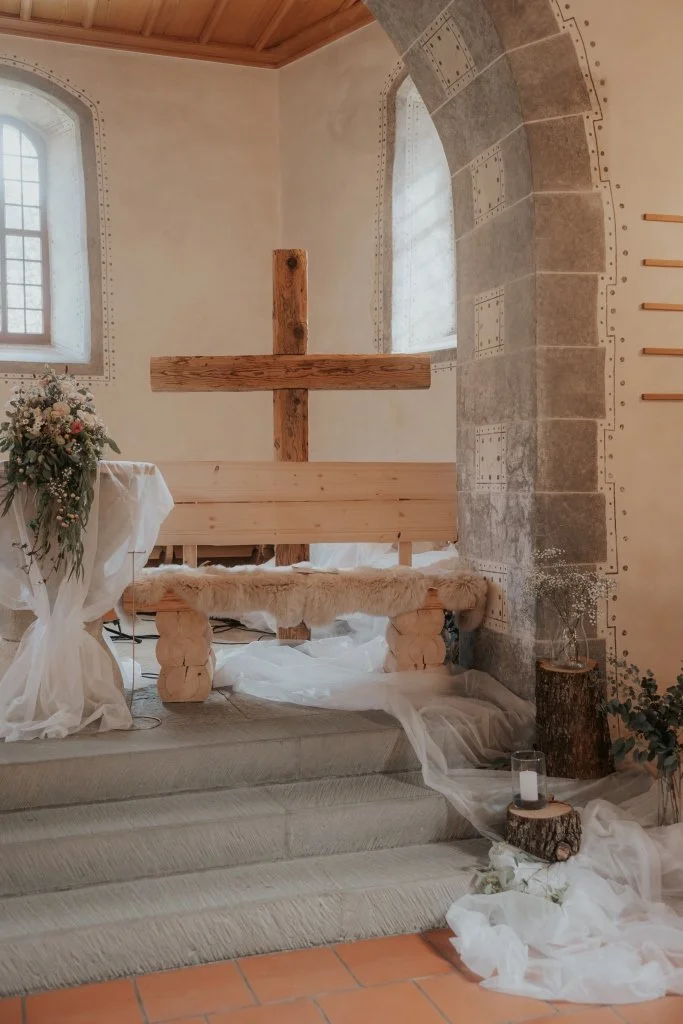 24_10_Larissa&Yannick_02_Kirche_JasminVifianFotografie-22.jpg