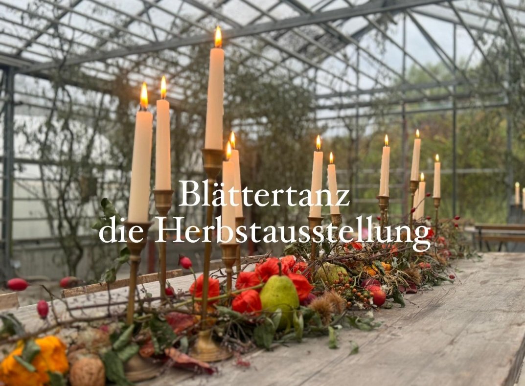 Blättertanz die Herbstausstellung mit Tisch.jpg