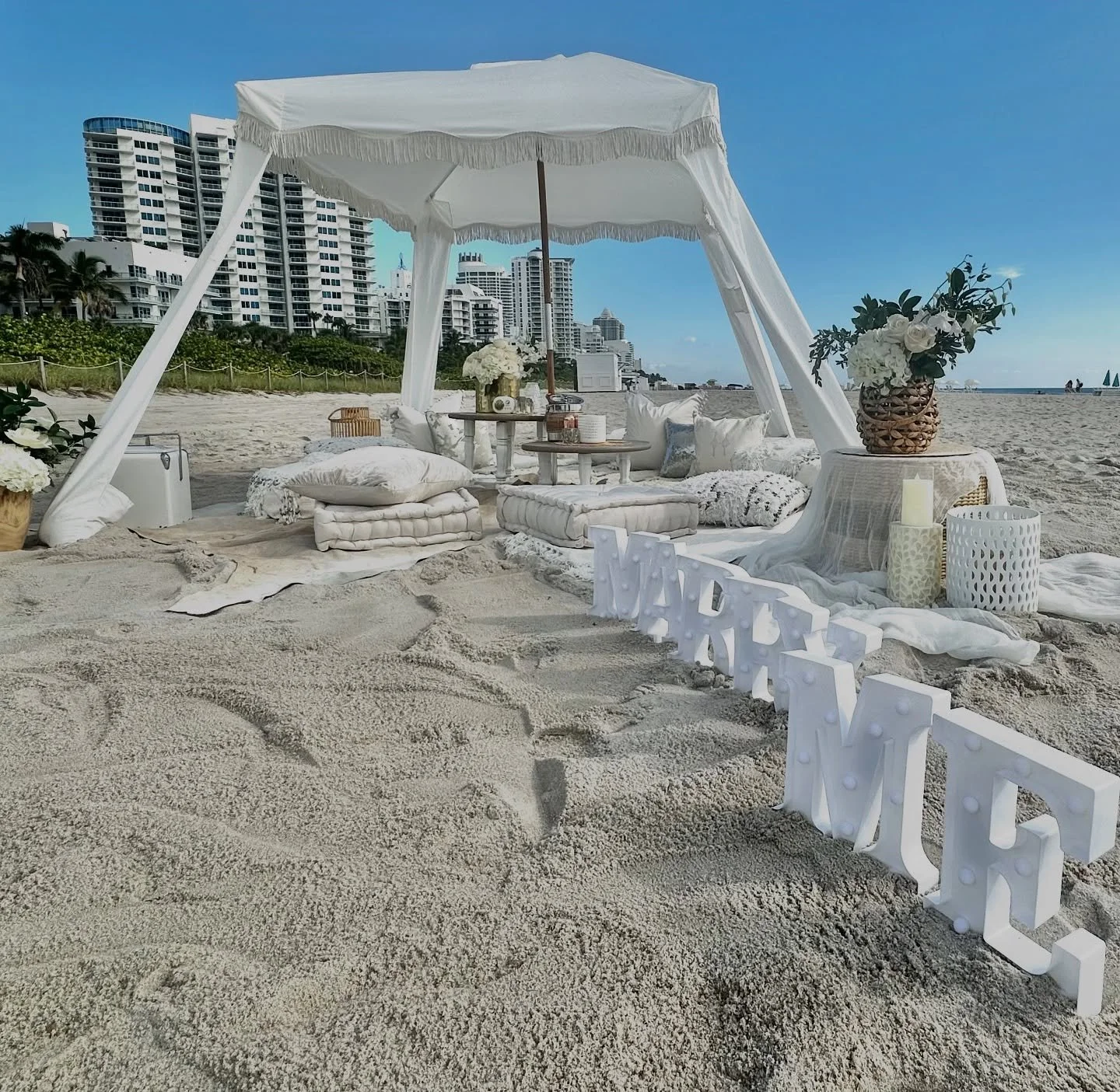 We kicked off the engagement season with this SUNSET beach proposal, which contrary to its moniker, works just as well in the morning!;) Bring a brunch basket and mix mimosas so you can bask in a private moment before zooming with all your relatives 