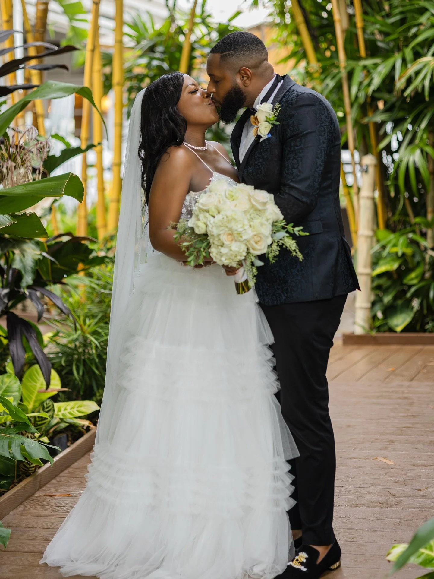 Thank you to @dippphotography for capturing this gorgeous moment! And to @palmshotelmiami for trusting us with creating their minimony bridal florals❤️ We are so honored every time! Congratulations to the beautiful couple!