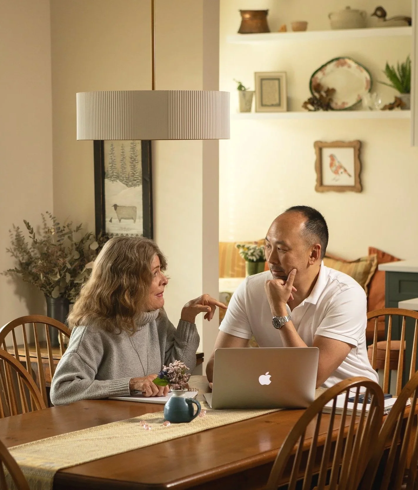 Gavin Koh providing patient, one-on-one computer help to a senior client in her Sidney, BC home.