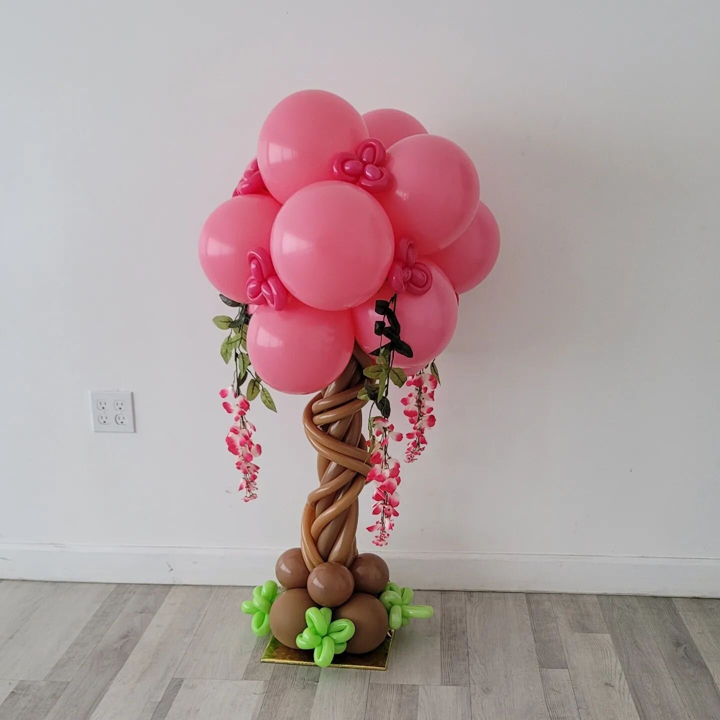 &quot;Encanto&quot; Theme Centerpiece 
#encantobirthday #encantoparty #organicballoondecor #centerpieces #balloons #globos