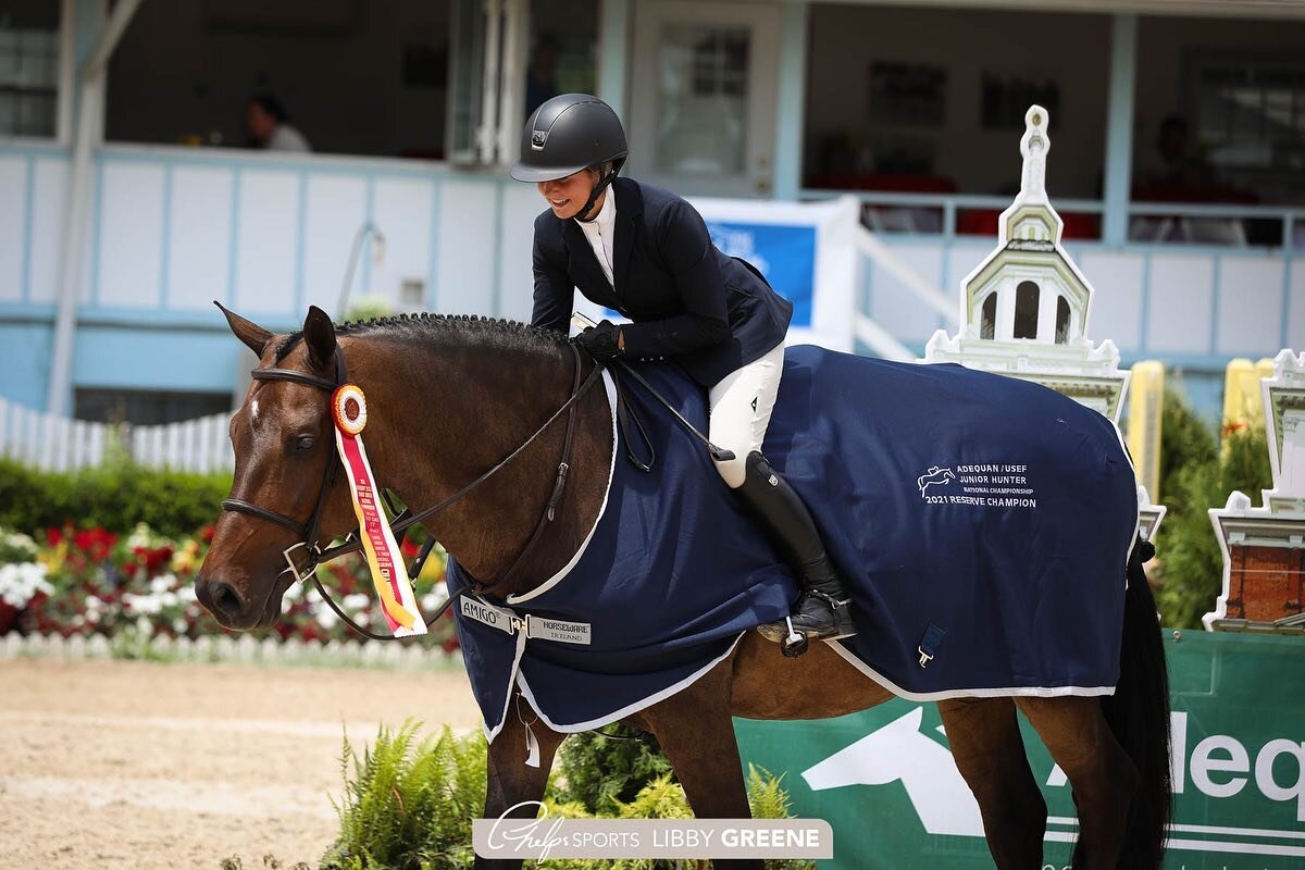 That&rsquo;s a wrap on 2021 Junior Hunter Finals! So proud of all of our students for their great riding over the last few days💪🏻 Swipe for Stacia&rsquo;s celebratory photobomb📸
⭐️Rylynn Conway &amp; Perseus YC take 4th in the classic, 1st under s