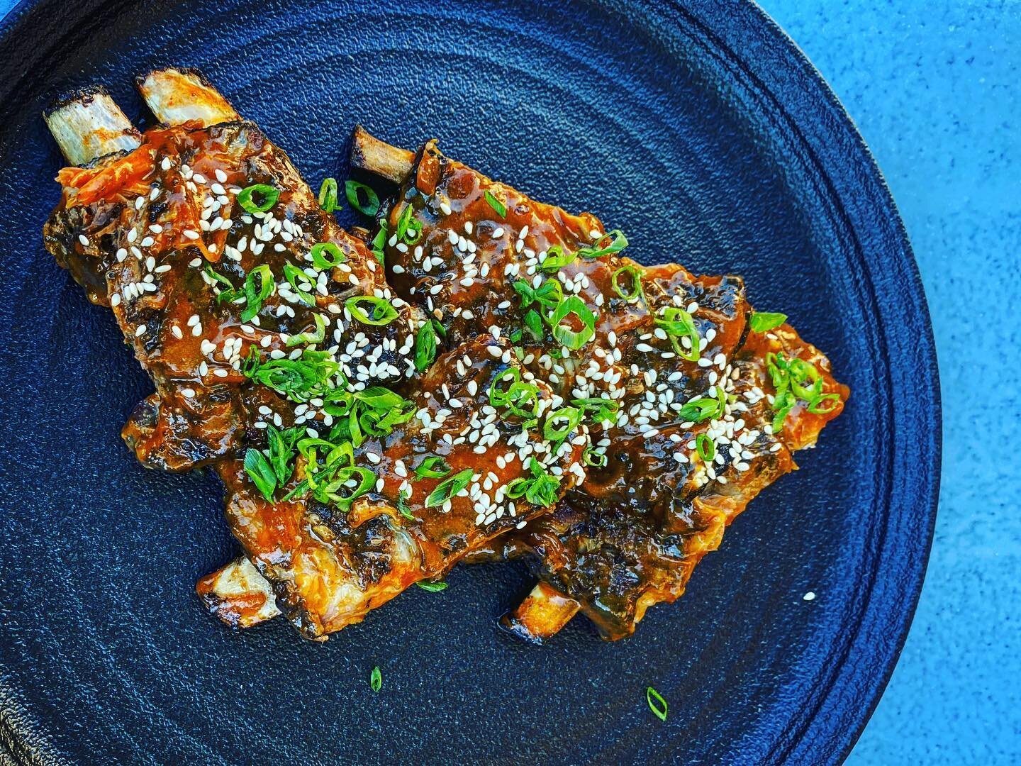 🚨 RIBS 🚨
.
Fresno-peach bbq sauce, toasted sesame, scallions🔥
.
Special for tonight &amp; prepping for rib fest!
.
#grill #grilling #ribs #saturday #dinner #dinnerideas #delicious #foodlover #instafood