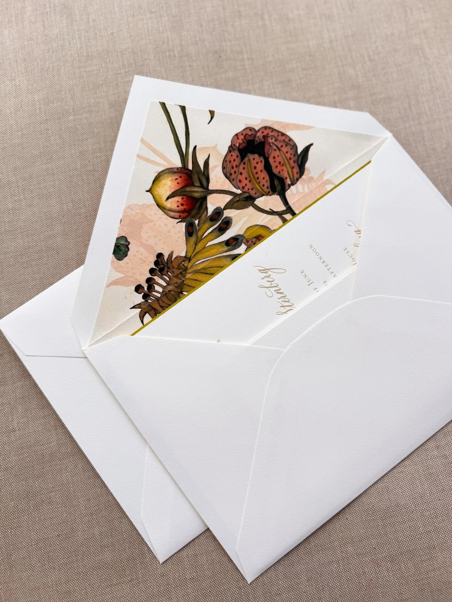 Bevel is in the details 🧚🏻&zwj;♂️

@gatheringevents 
@elizabethporcherjones
#weddinginvitations #invitations #weddingstationery #stationery #weddingpaper #bevelededge