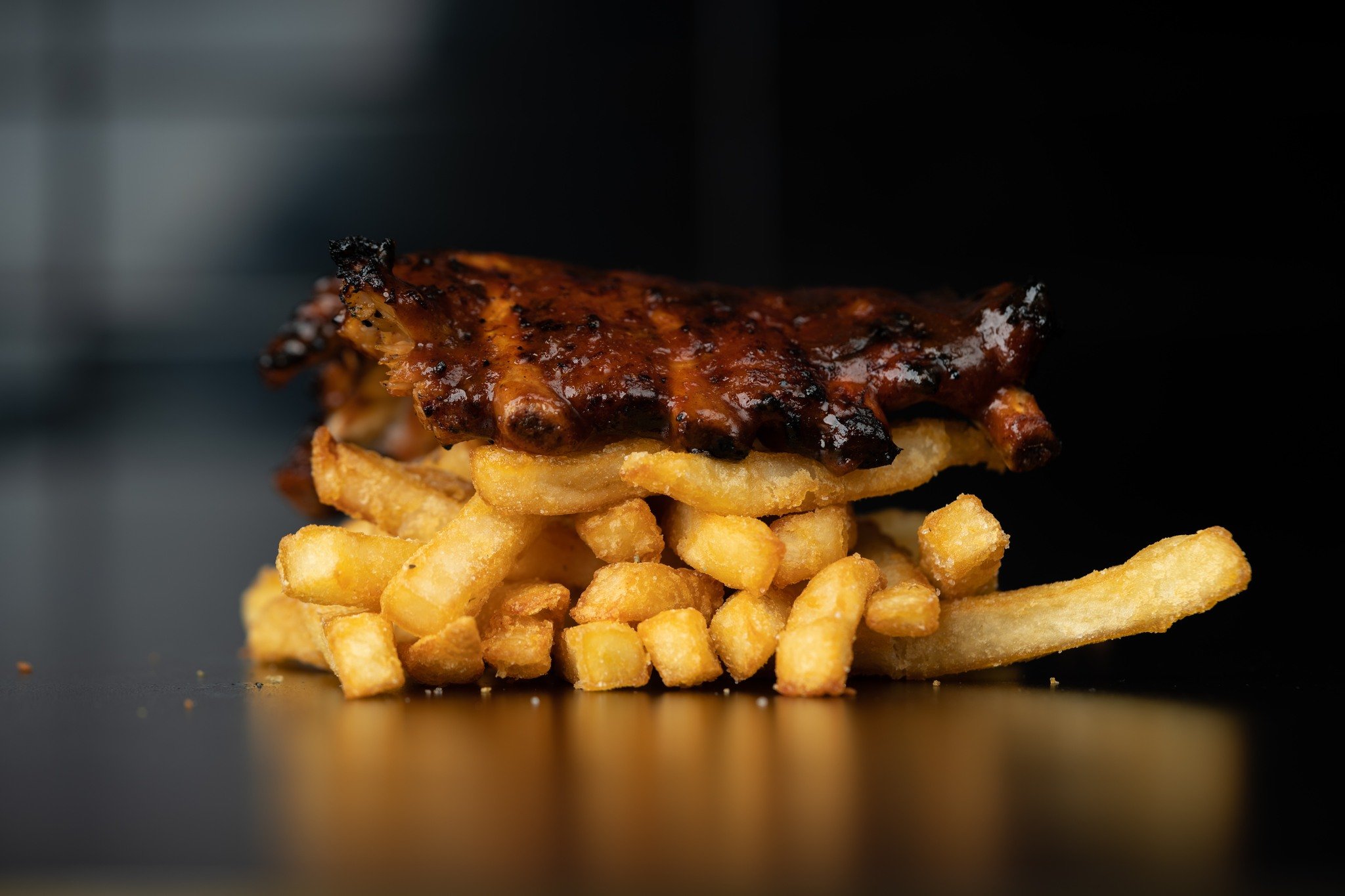 You're gearing up for footy, the beers are cold and the boys are on their way over. But suddenly realise you've forgotten to organise lunch..
Boss has you covered. Jump on the app and ordered racks of ribs for the crew. Crisis averted.

&mdash;&gt; O