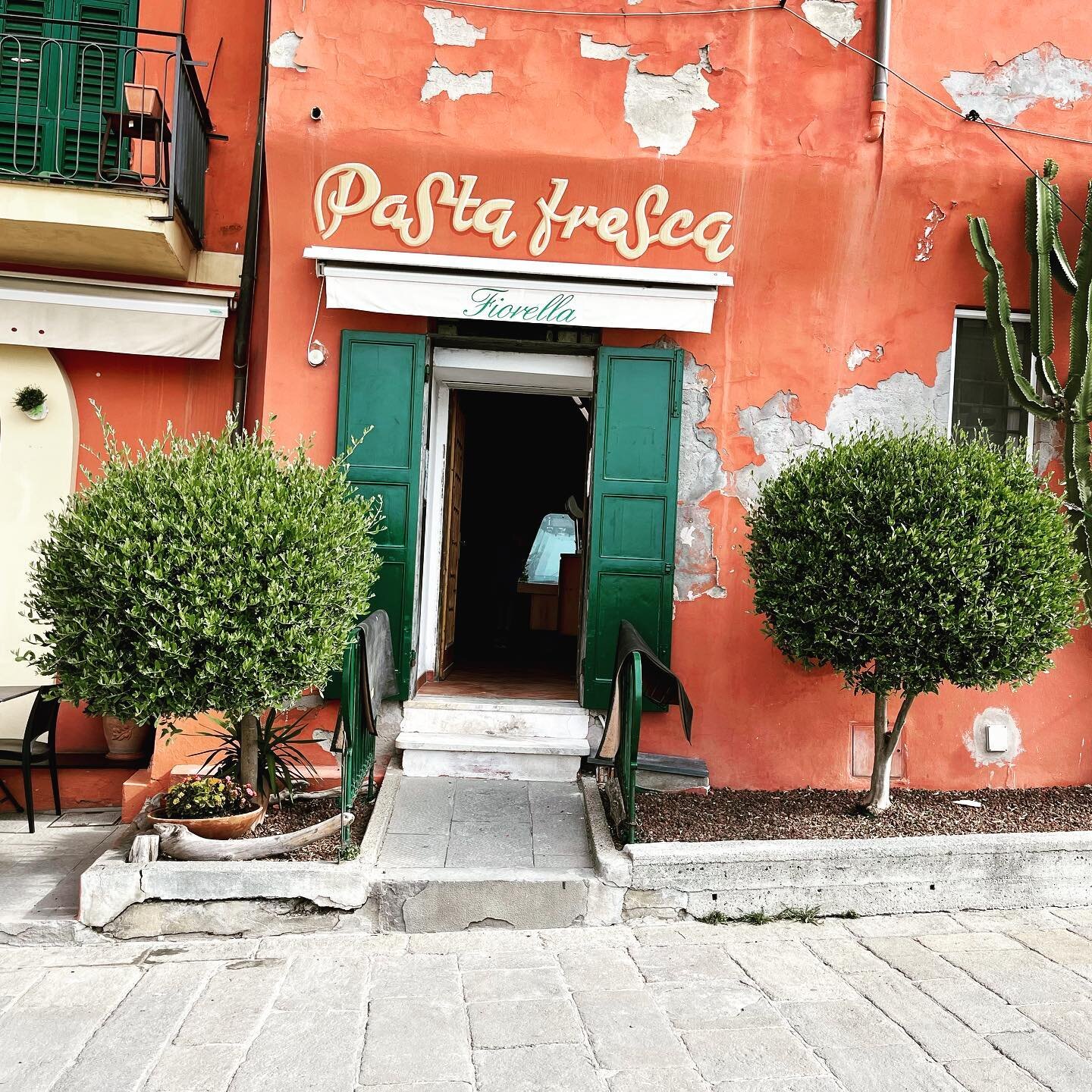 The wild beauty of Camogli has me dreaming again. Seeing a few snaps from @margiemiklas on tour tapped back into that yearning for some Italian Riviera mood that I find so intoxicating 🧡

.
.
.
.
.
.
#colours #colorful #italytrip #bellezza #italytra
