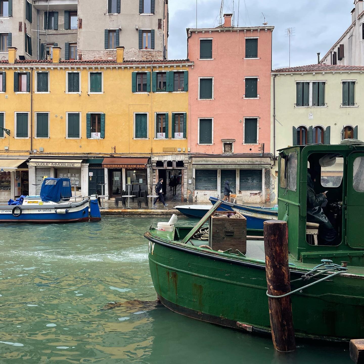 The real deal while wandering the streets of Venice 🙋&zwj;♀️

.
.
.
.
.
#offthebeatenpath #offthebeatentrack #venetian #veneto #visitveneto #art #visititaly #venicelikealocal #travelstyle #travelart #travelstories #cannaregio #veniceitaly #wanders #