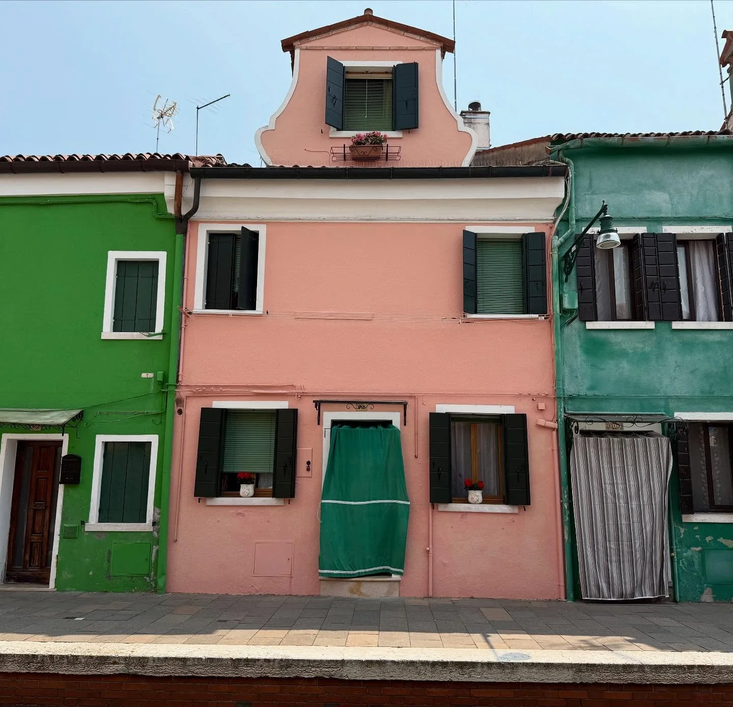 Still thinking about the gauzy cotton curtains billowing from doors in Burano 💚

#burano #venice #veneto #placestosee