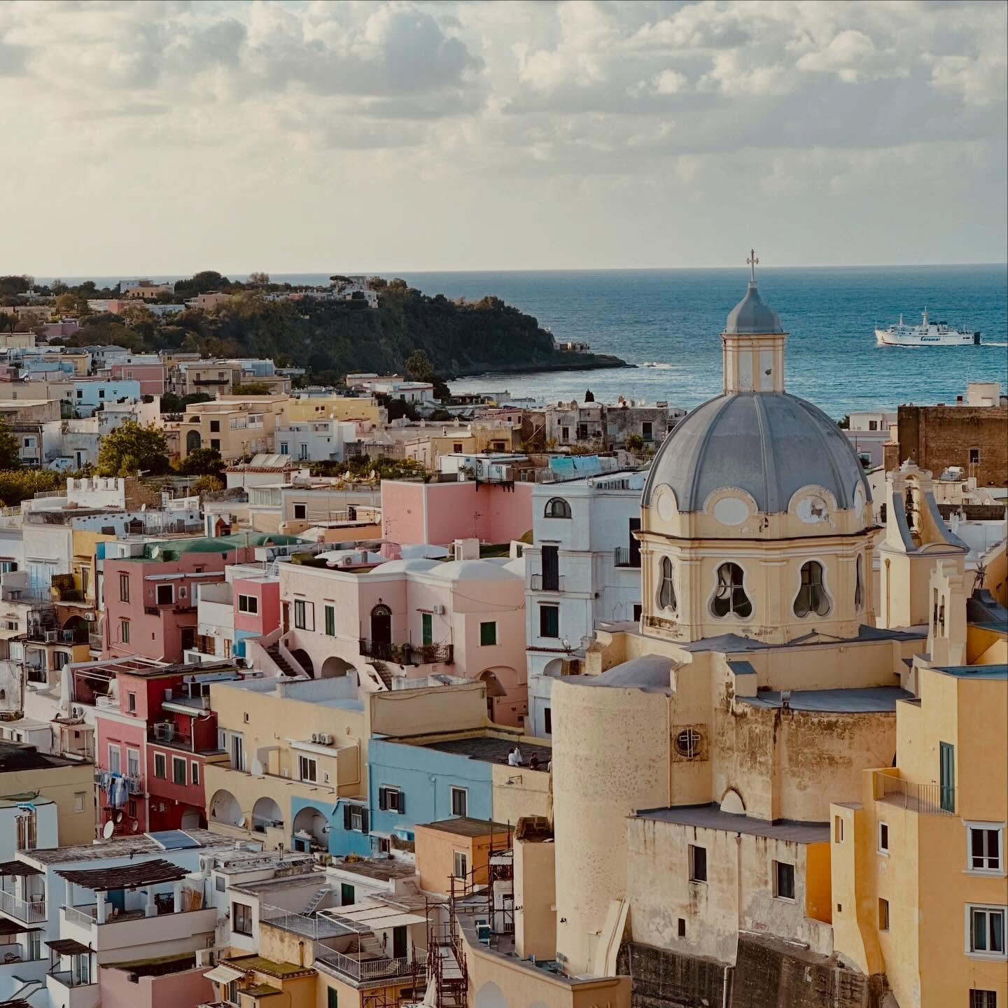 Sometimes we seek places to know ourselves better 💛

#italia #italy #explorer