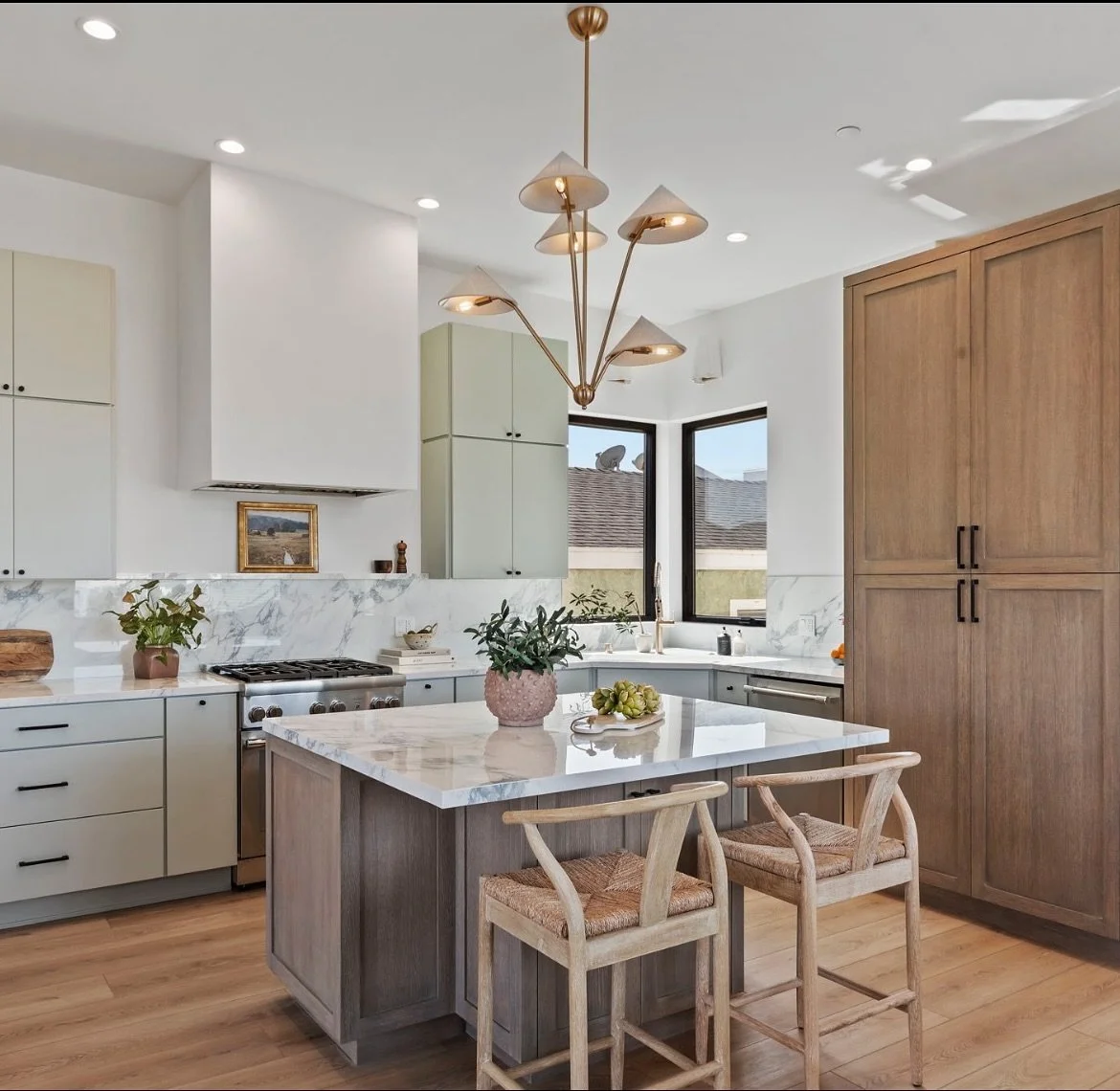 Where clean lines meet natural texture. This kitchen is giving refined with a coastal soul. 🐚
Design: US! @millerjamesdesign 

#coastalhome #hermosabeach #interiordesign #designinspo #southbayhomes #lainteriordesigner