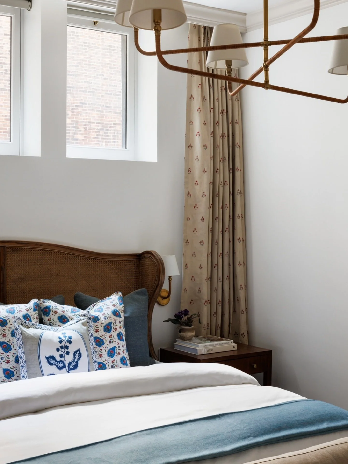 We love mixing vintage treasures with fresh pieces&hellip;and we&rsquo;ll never say no to all the patterns. 🪻

Designer: US! @millerjamesdesign 

#vintage #vintageinteriors #soho #manhttanbeach #interiorinspo #lainteriordesigner
