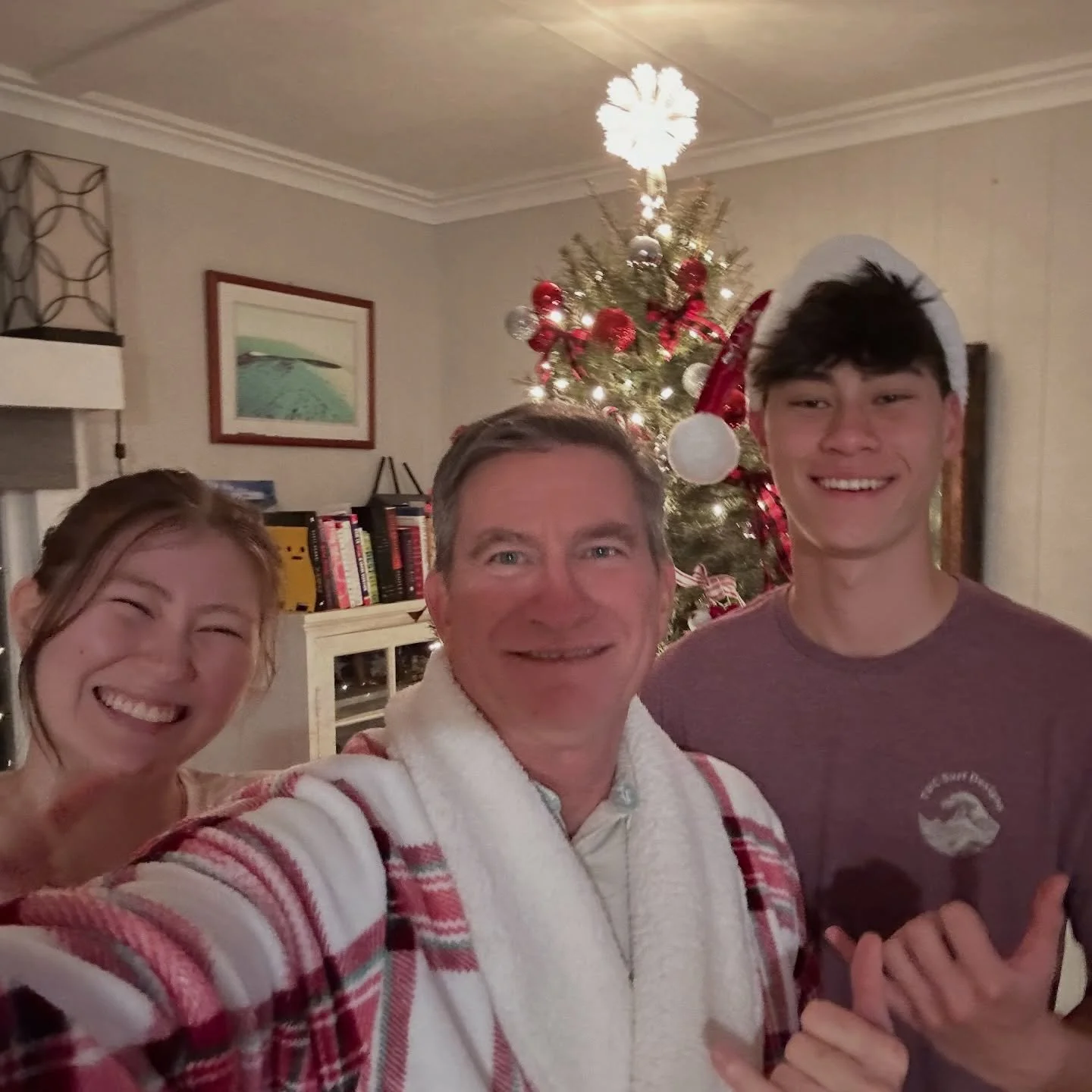 Before the day ends, Merry Christmas from my ohana to yours! 🎄✨