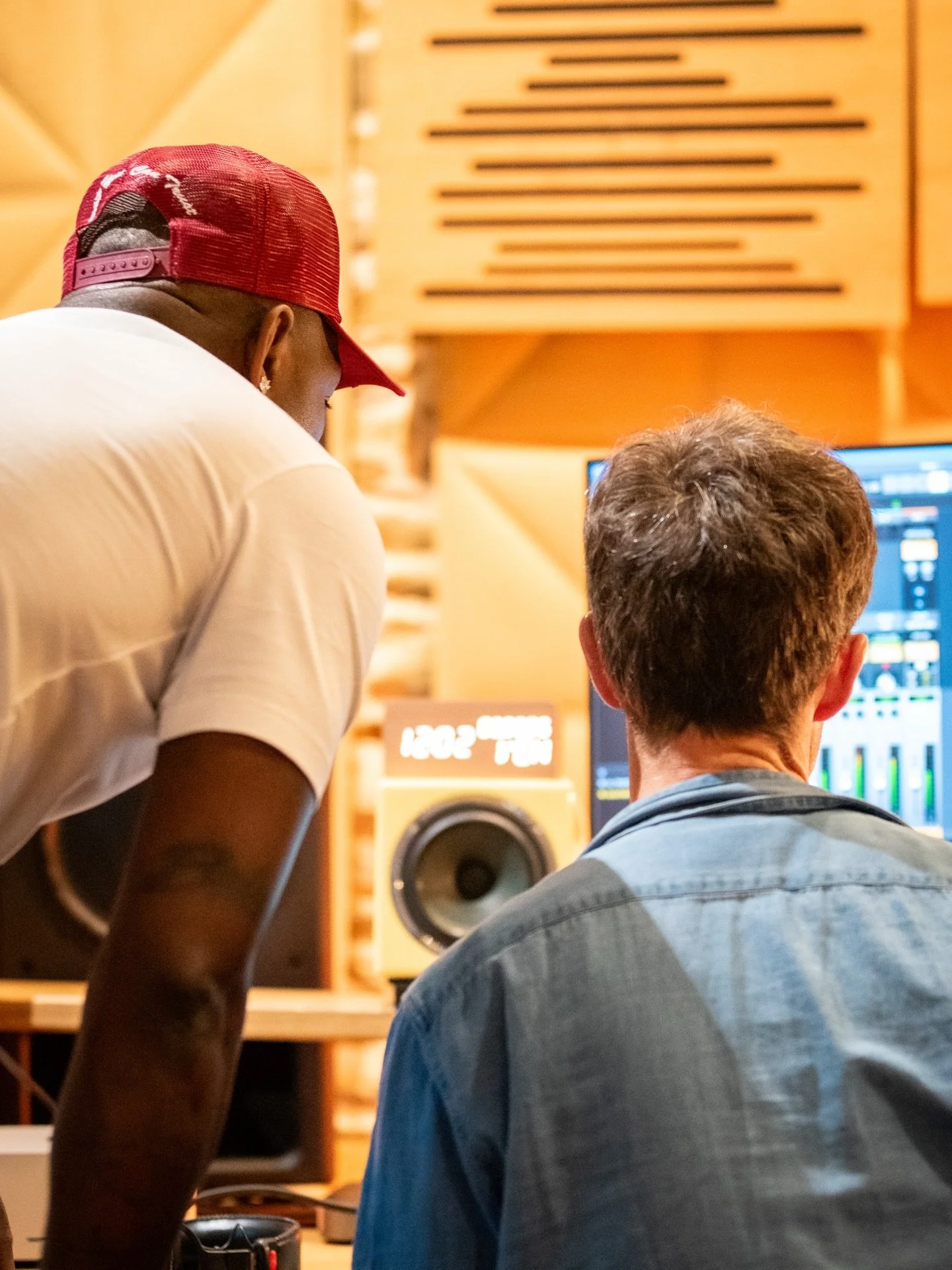 Session at Indelible recording studio St-L&ocirc; avec Wes. Quand tu enregistres un artiste qui est lui-m&ecirc;me ingenieur du son talentueux, c&rsquo;est trop cool. Merci &agrave; Gladis venu d&rsquo;Orl&eacute;ans pour les photos