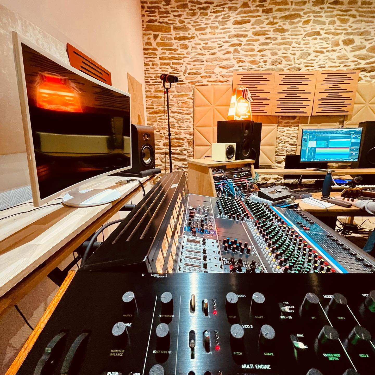 Matin&eacute;e studieuse, enregistrement des guitares &eacute;lectriques sur le premier EP de LyriX @lyrix.indiemusic  disponible en vinyle pour d&eacute;cembre