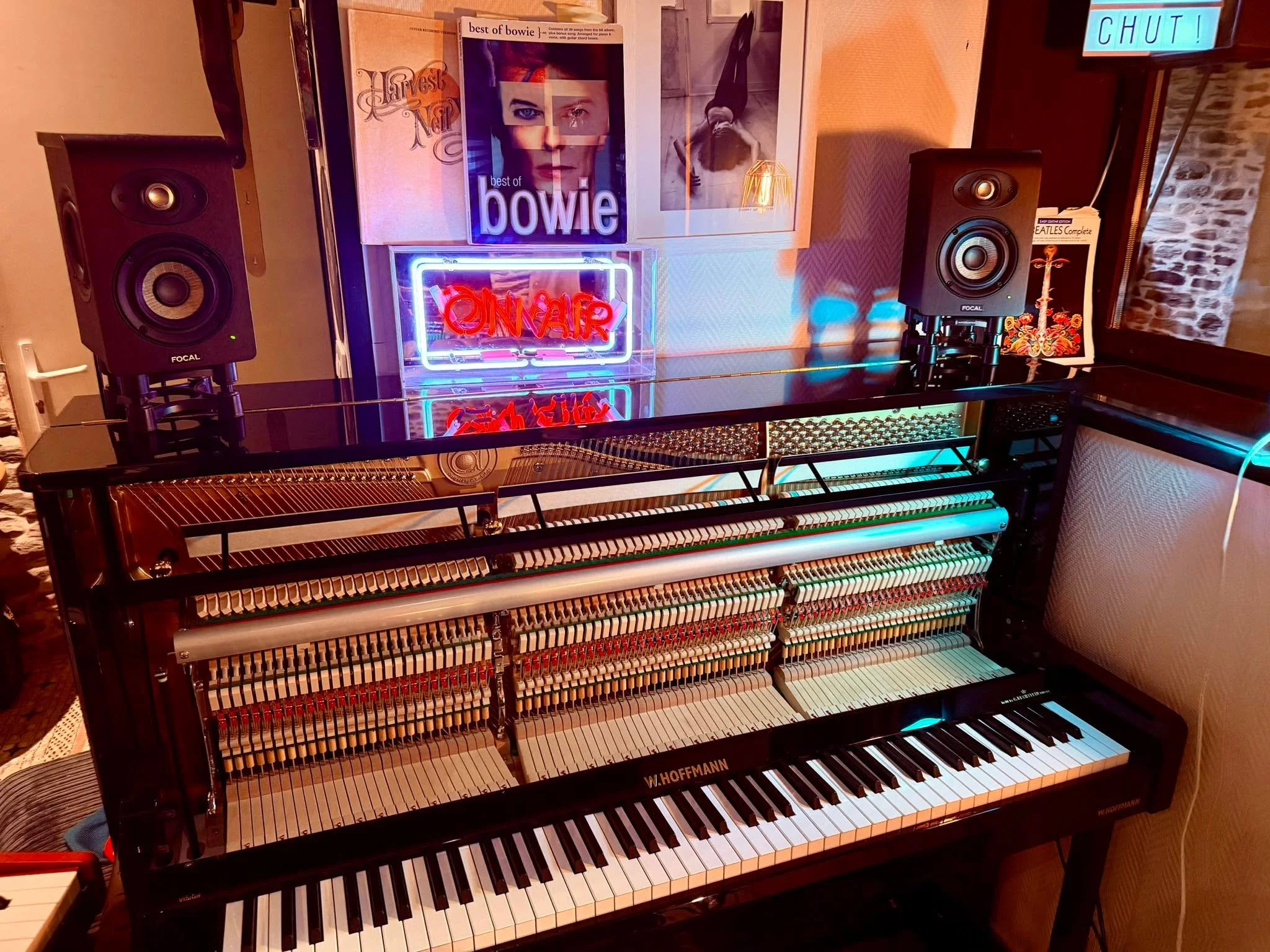 Don't touch, it's now the boss's place !

At Indelible records - Indie music label

Il me dit qu&rsquo;un appel &agrave; la presse va &ecirc;tre r&eacute;alis&eacute; tout d&eacute;but juin pour annoncer aux songwriters et groupes amateurs des trois 