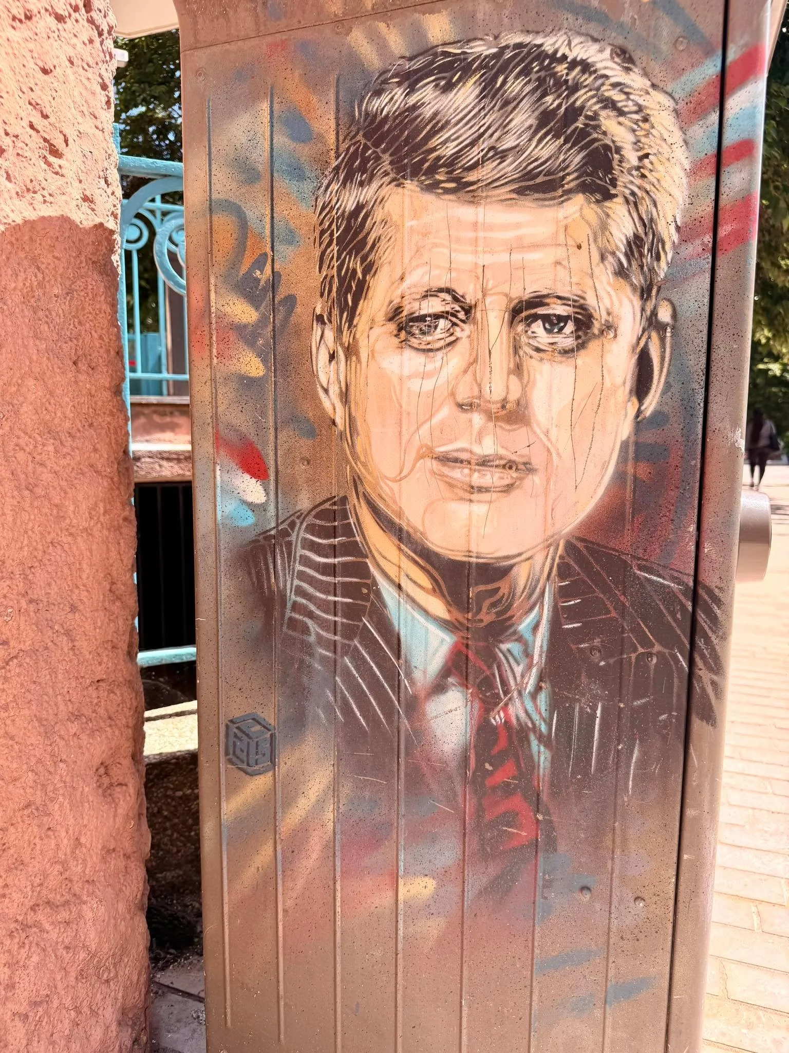 Photo d&rsquo;une peinture urbaine street art que je viens de prendre &agrave; Vincennes.

JFK.
Des discours et des d&eacute;cisions incroyables de sang-froid et de sagesse mais une vie priv&eacute;e paradoxale tr&egrave;s peu glorieuse.

Le dualisme