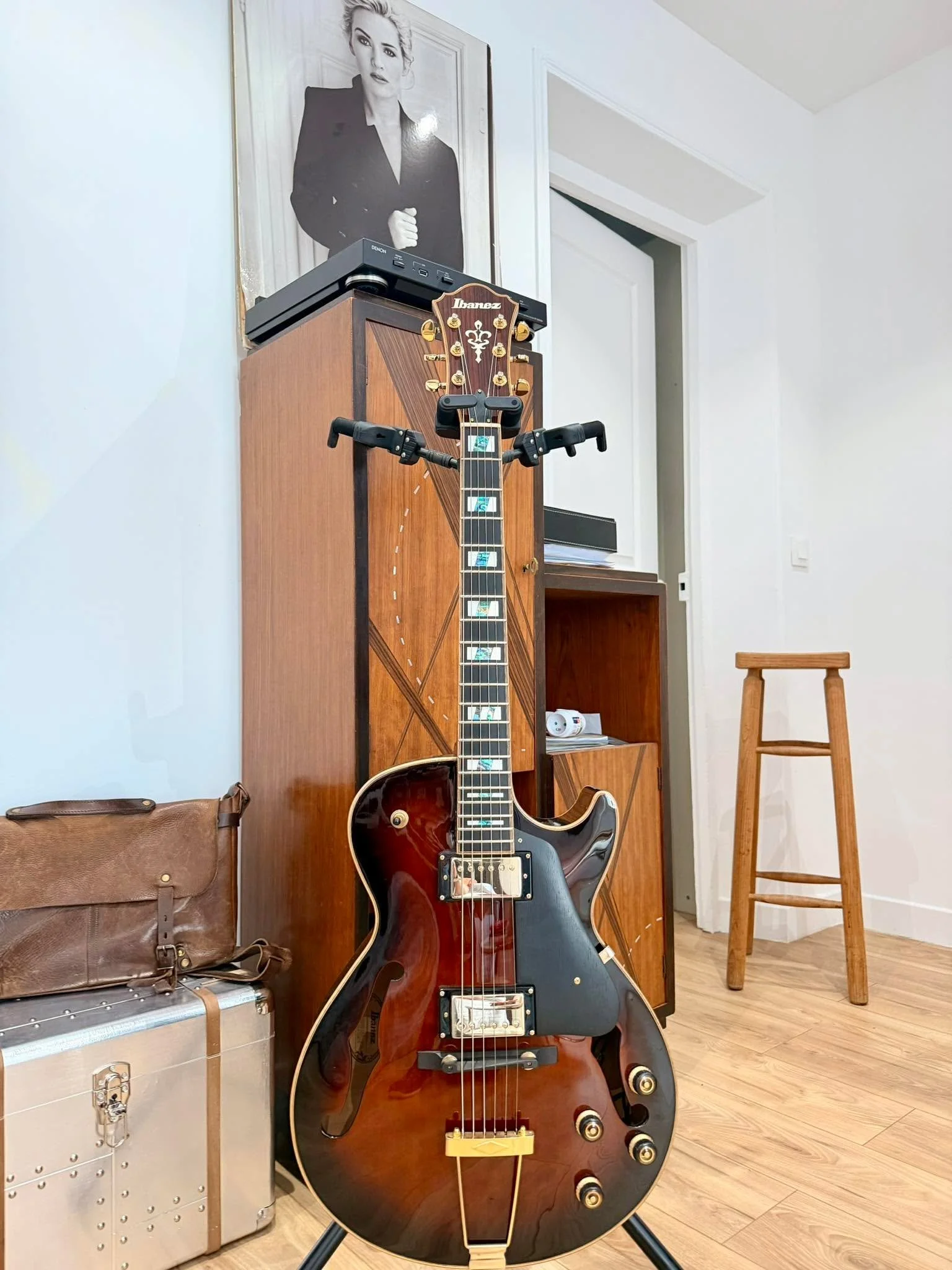 Cette guitare japonaise Ibanez est exceptionnelle 

Pr&eacute;par&eacute;e avec soin pour moi hier par l&rsquo;atelier de lutherie de Vincennes Larghetto 
J&rsquo;ai pu la prendre 1 minute avant la fermeture &agrave; 19h hier pour en profiter ce week