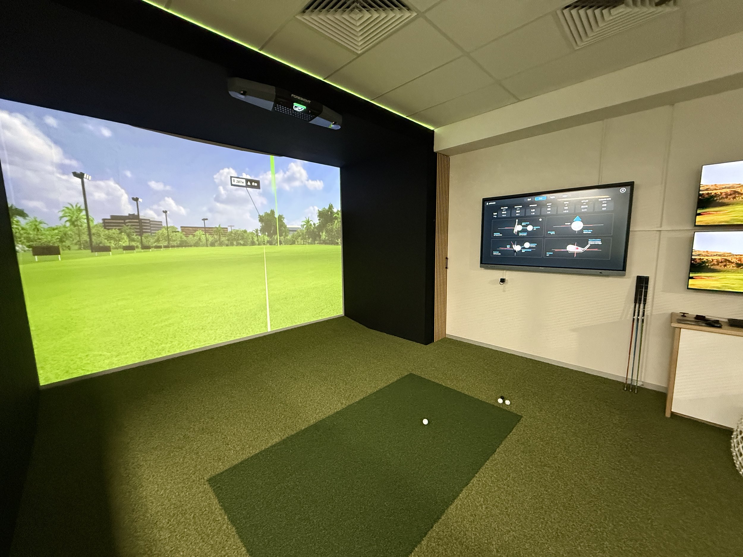 golf simulator bay foresight falcon sportsbox 