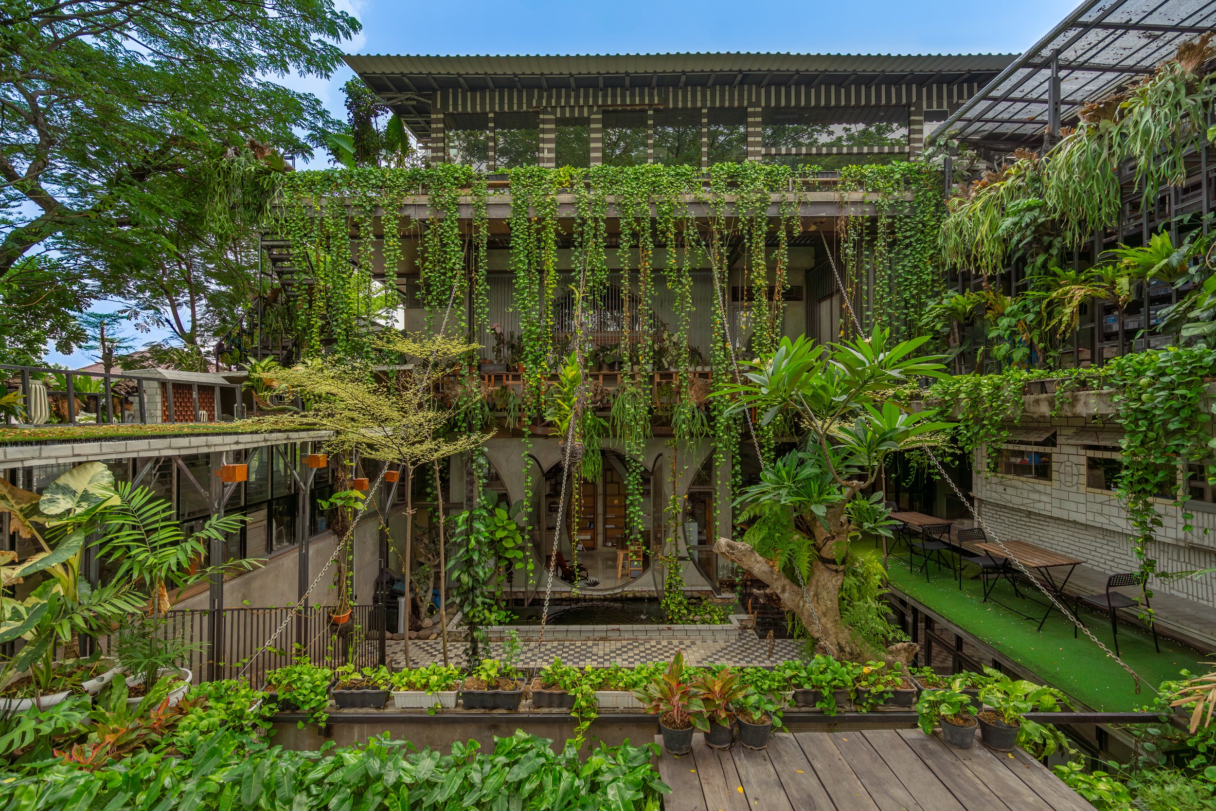 Courtyard at Kampoong Guha, Jakarta, by Realrich Architecture Workshop (RAW). Photo: Lu Luil Ma Nun, Aryo Phramudito