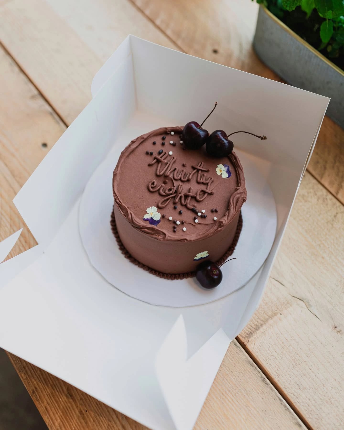 38 🍒

All chocolate, dried flowers and cherries for one lucky husband's birthday breakfast 🥂 

Because cake for breakfast on your birthday is the only way. 

Photography by the very talented @katiej_photo_ 

#ambercakedesign #cakescornwall #wedding