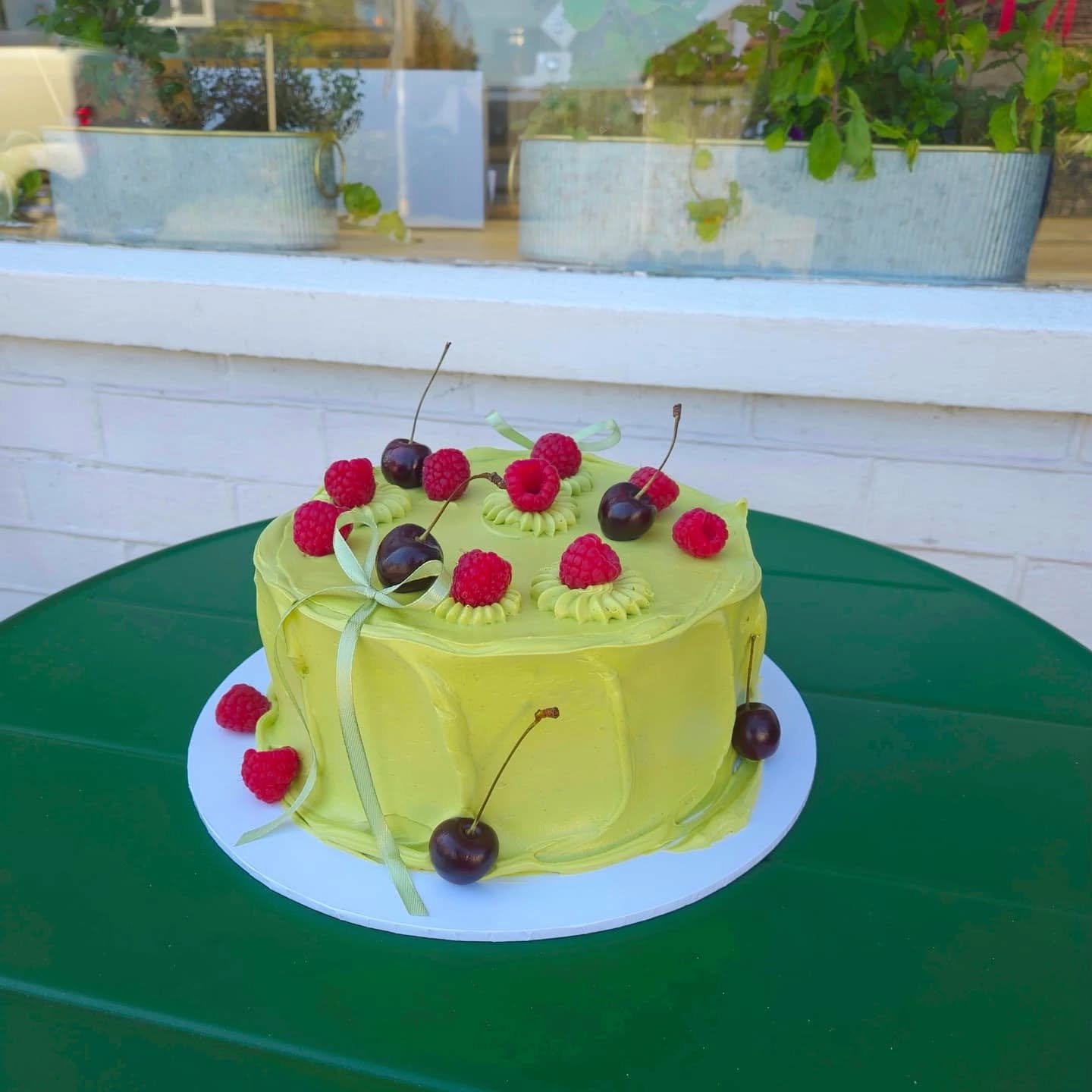 Matcha Cake 🍒

Absolutely love the way this one turned out!

Such a stunning, natural colour, shining in its true glory in the beautiful sunshine we've been having. 

It's giving off an Italian wedding feel to me, what do you think? 

www.ambercaked