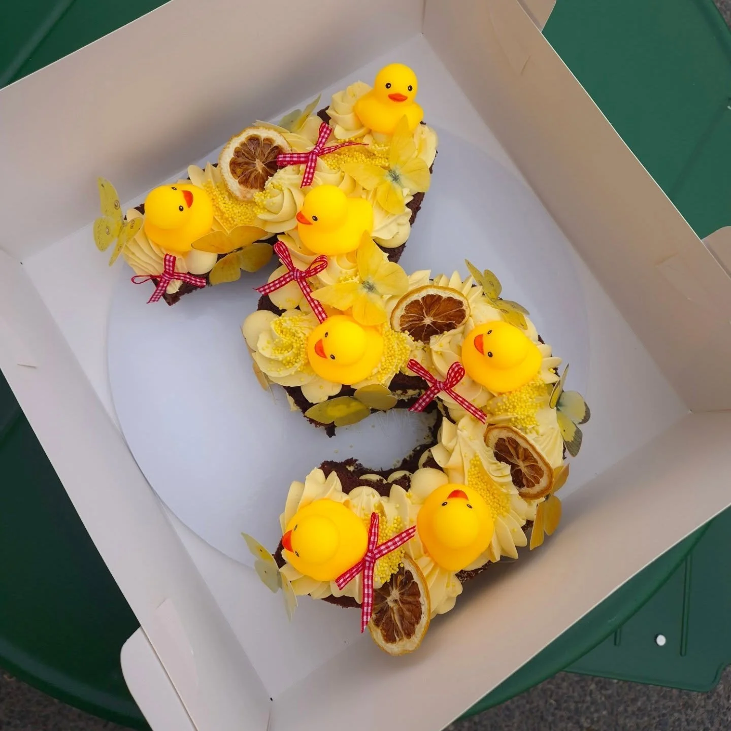 A duck walked up to a lemonade stand.. 

🐤🐤🐤

Cutest brief ever?

#ambercakedesign
#duckcake 
#3cake