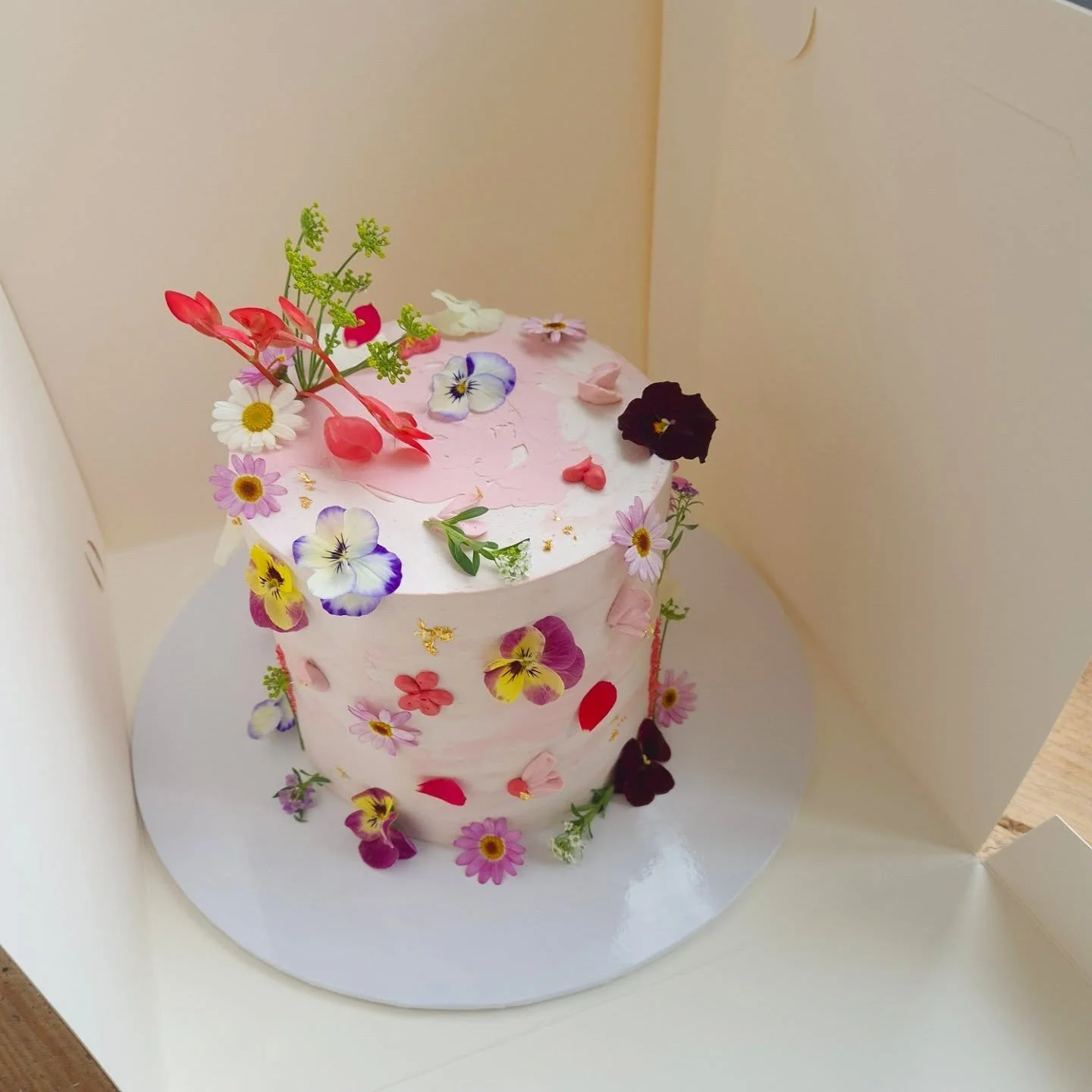 Bringing you all some light and happiness in the form of this cake whilst we're all driving home in the dark if you finish work after 4.30 😭

I used the flowers I won from the @nurturedinnorfolk competition on this beautiful little cake - I never wi