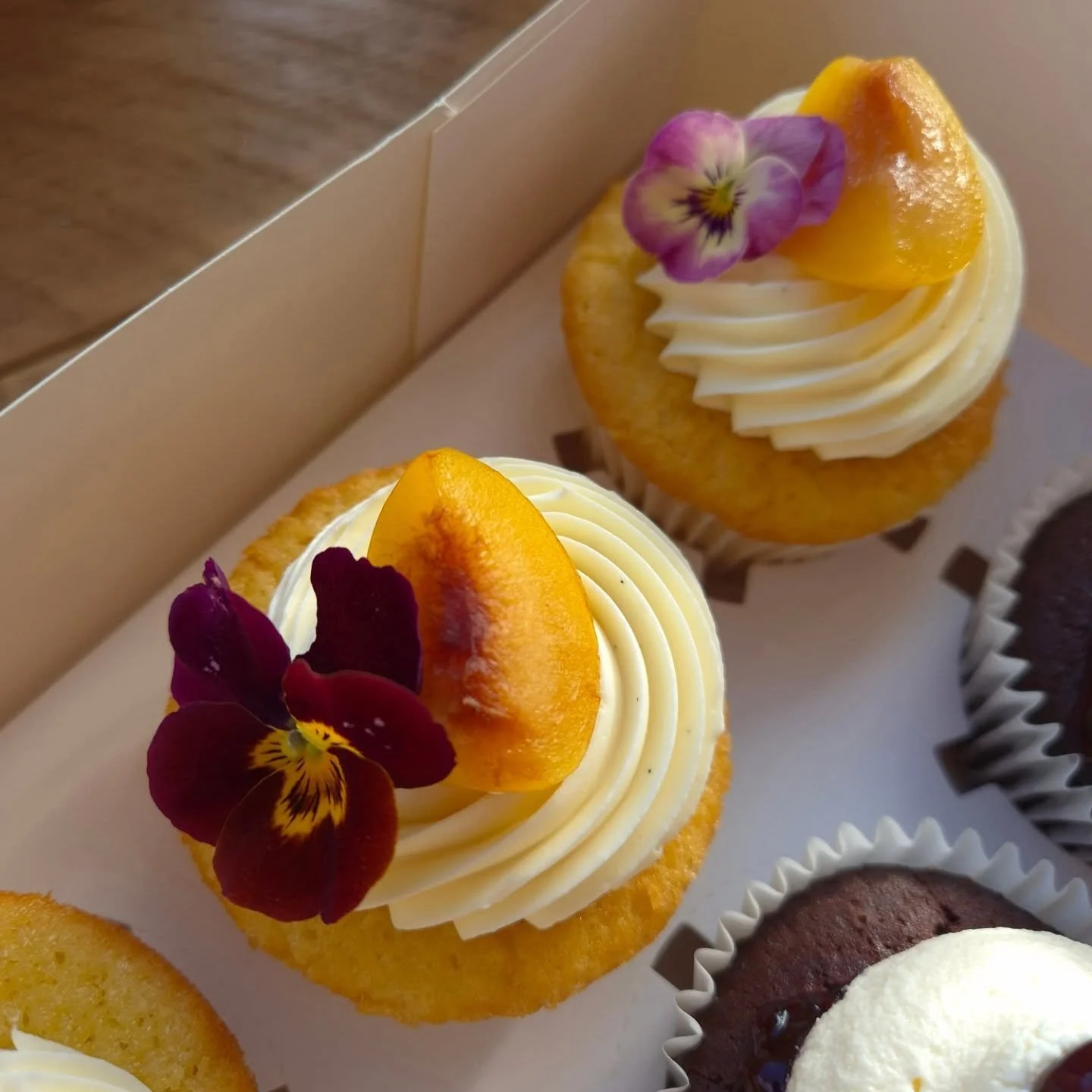 Vanilla &amp; Peach | Chocolate &amp; Cherry

Cupcakes to celebrate the sunny days we're having 🍒