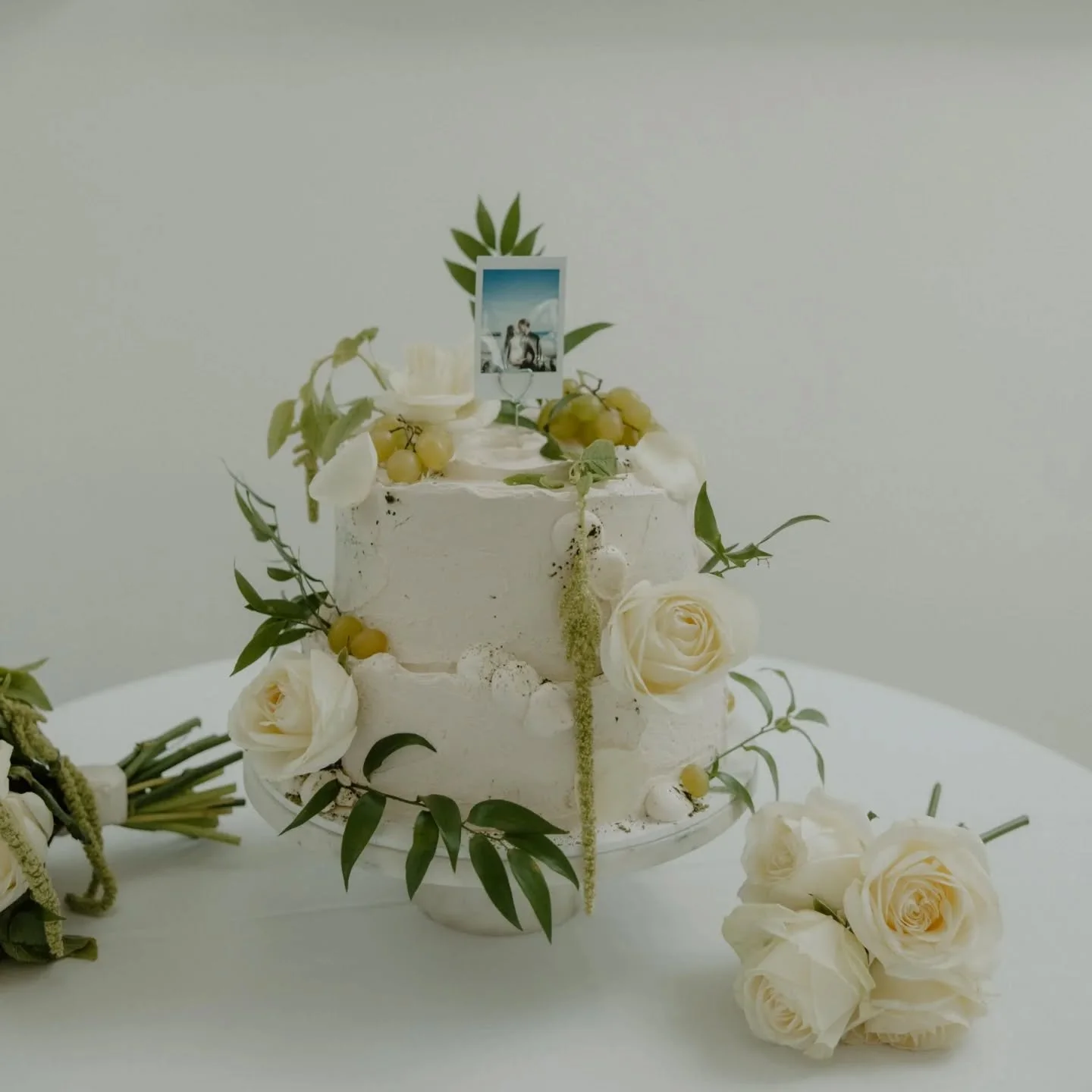 Throwback to a beautiful Summer wedding at The Tate, St.Ives 🍃

@georgemackayflowers @tatestives @tate